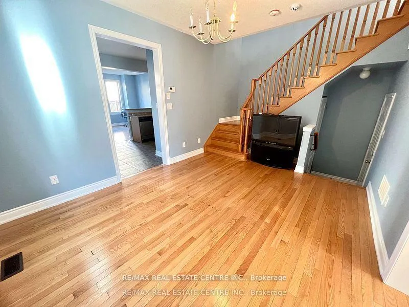 Photo 6 of 211 Elbern Markell Drive, Brampton, Credit Valley — HOMEH