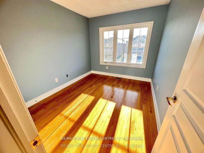 Photo 16 of 211 Elbern Markell Drive, Brampton, Credit Valley — HOMEH