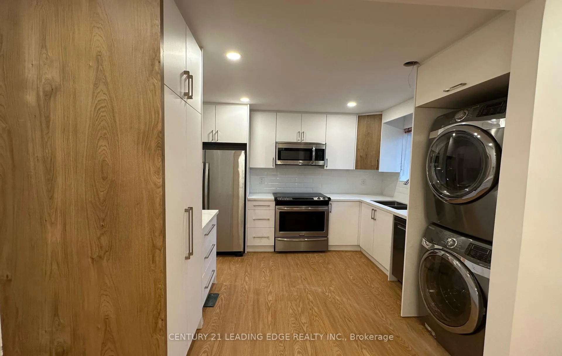 Photo 4 of Unit Main, 2 Kitimat Crescent, Aurora, Aurora Heights — HOMEH