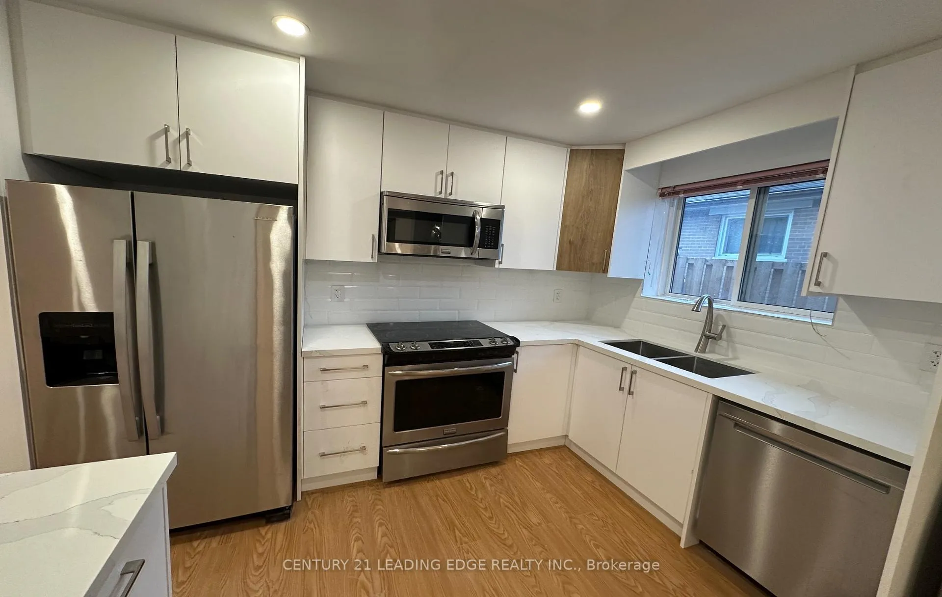 Photo 5 of Unit Main, 2 Kitimat Crescent, Aurora, Aurora Heights — HOMEH