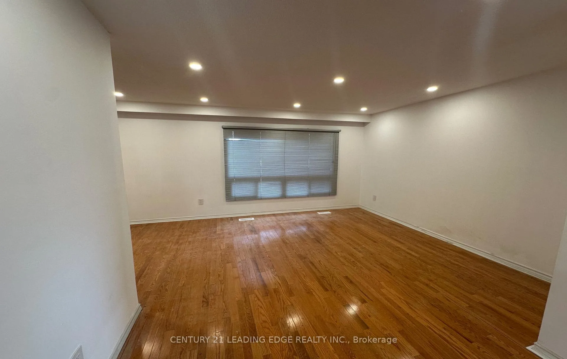 Photo 6 of Unit Main, 2 Kitimat Crescent, Aurora, Aurora Heights — HOMEH