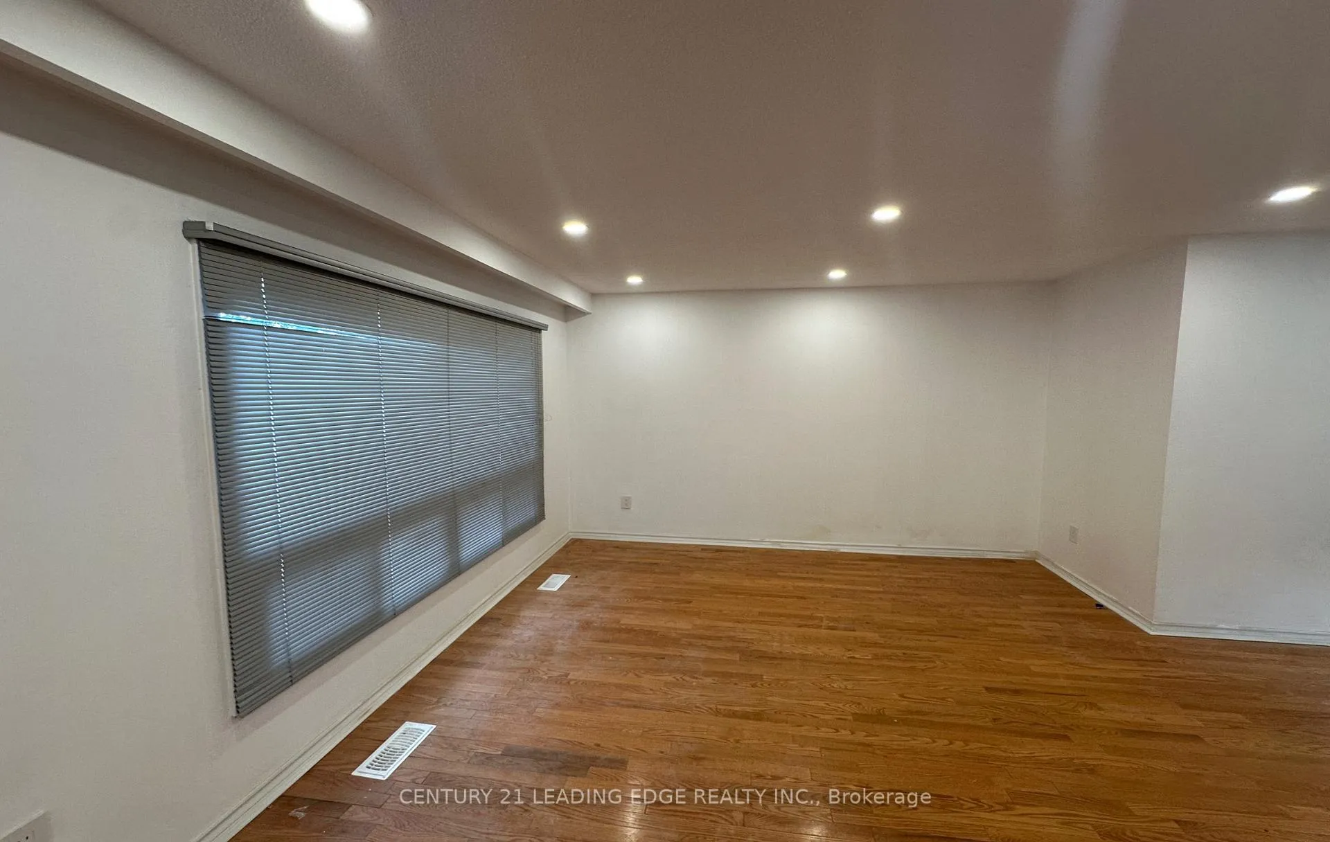 Photo 8 of Unit Main, 2 Kitimat Crescent, Aurora, Aurora Heights — HOMEH