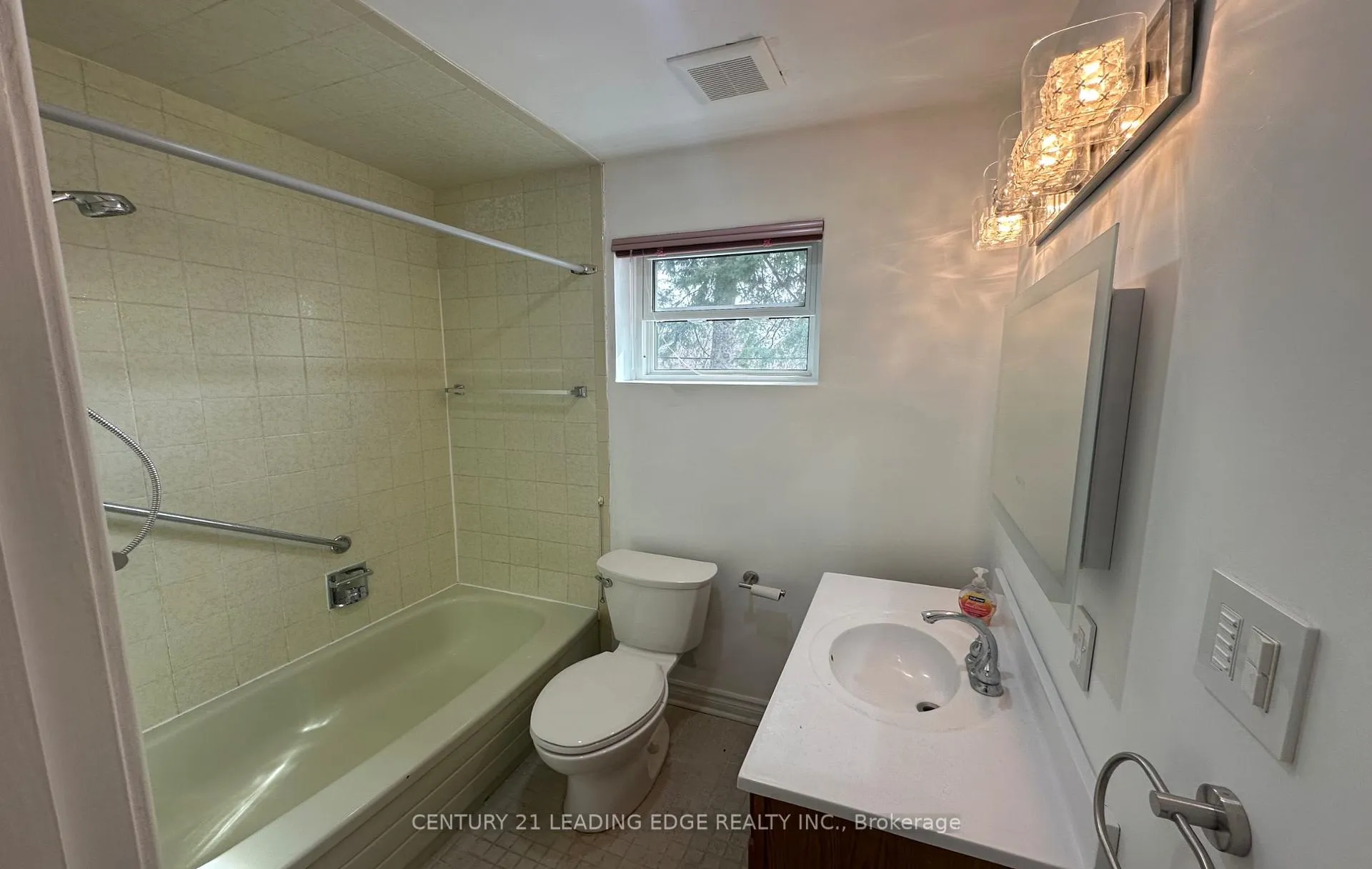 Photo 13 of Unit Main, 2 Kitimat Crescent, Aurora, Aurora Heights — HOMEH