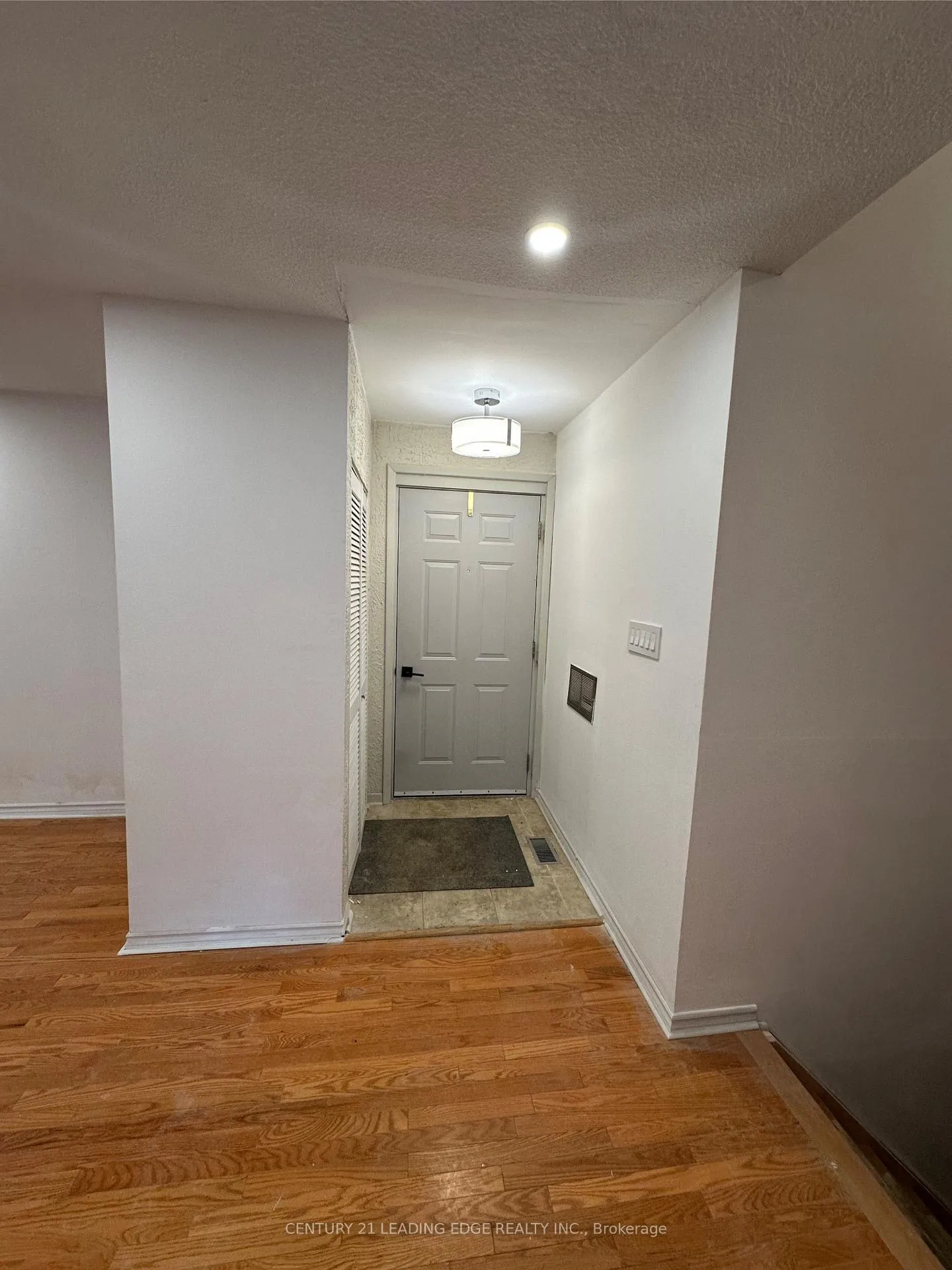 Photo 14 of Unit Main, 2 Kitimat Crescent, Aurora, Aurora Heights — HOMEH