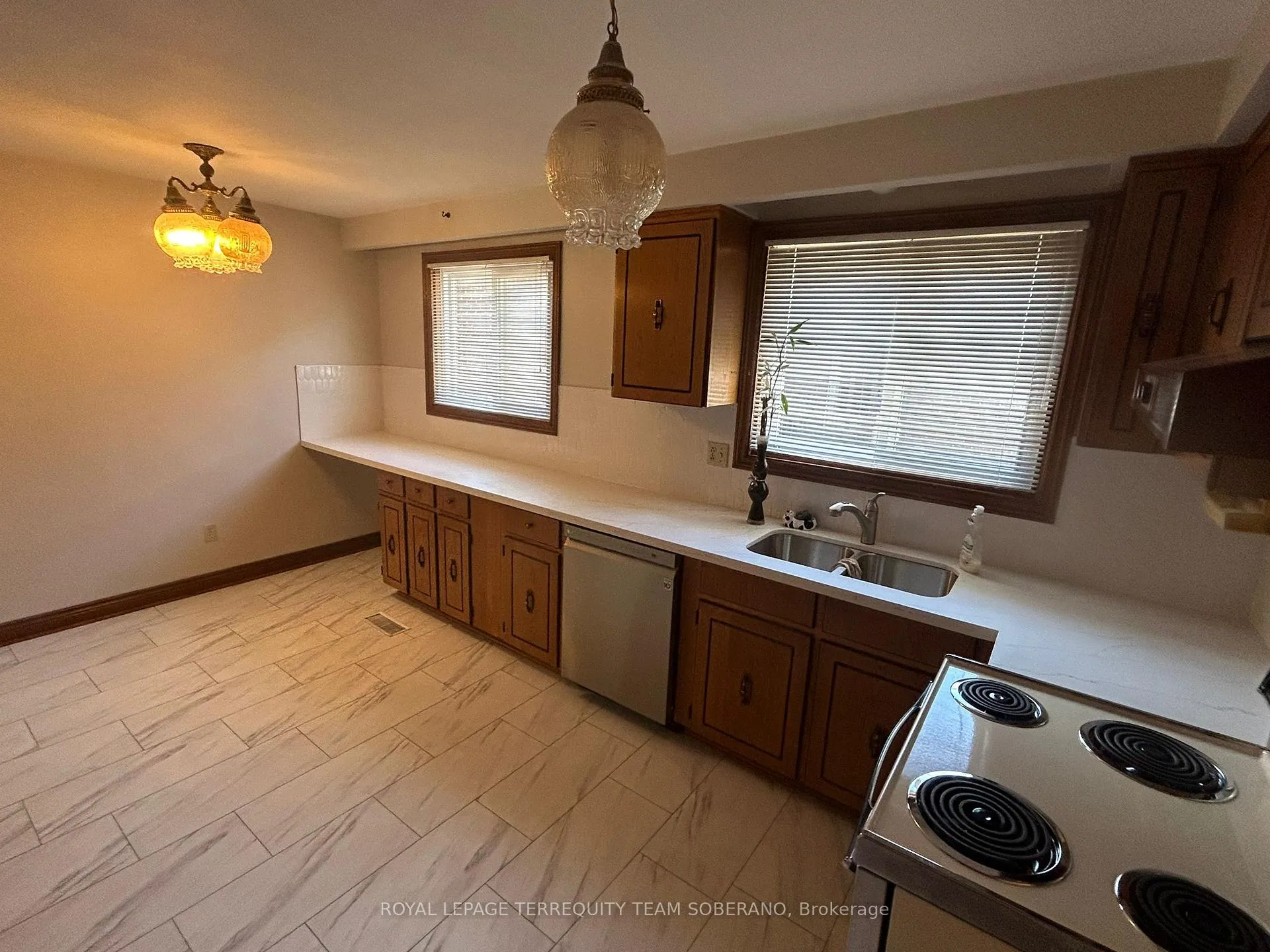 Photo 3 of Unit Upper, 10 Moonstone Place, Vaughan, West Woodbridge — HOMEH