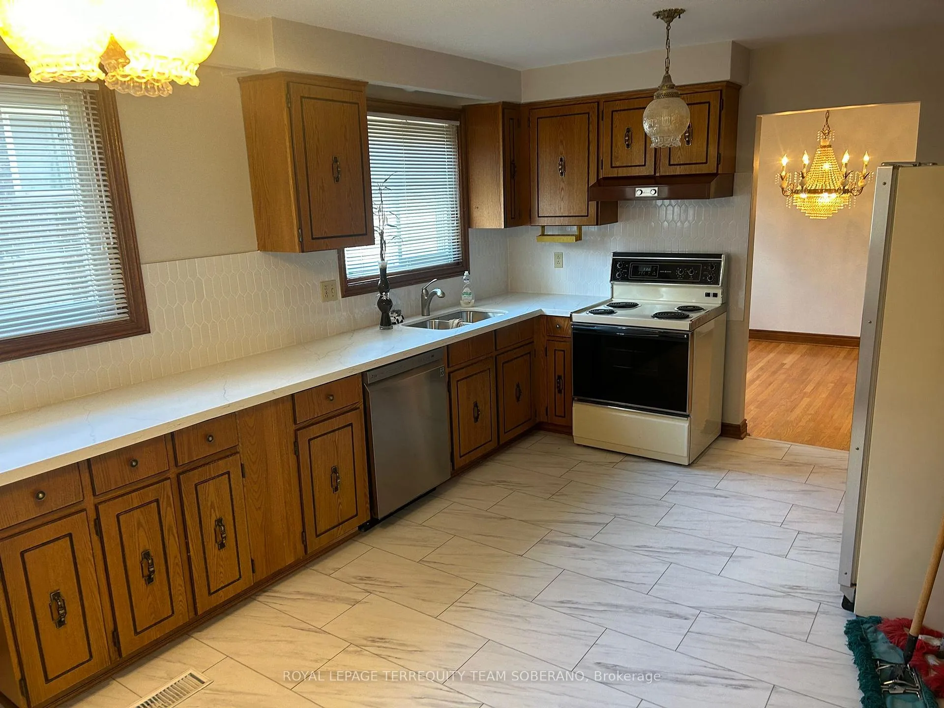 Photo 4 of Unit Upper, 10 Moonstone Place, Vaughan, West Woodbridge — HOMEH