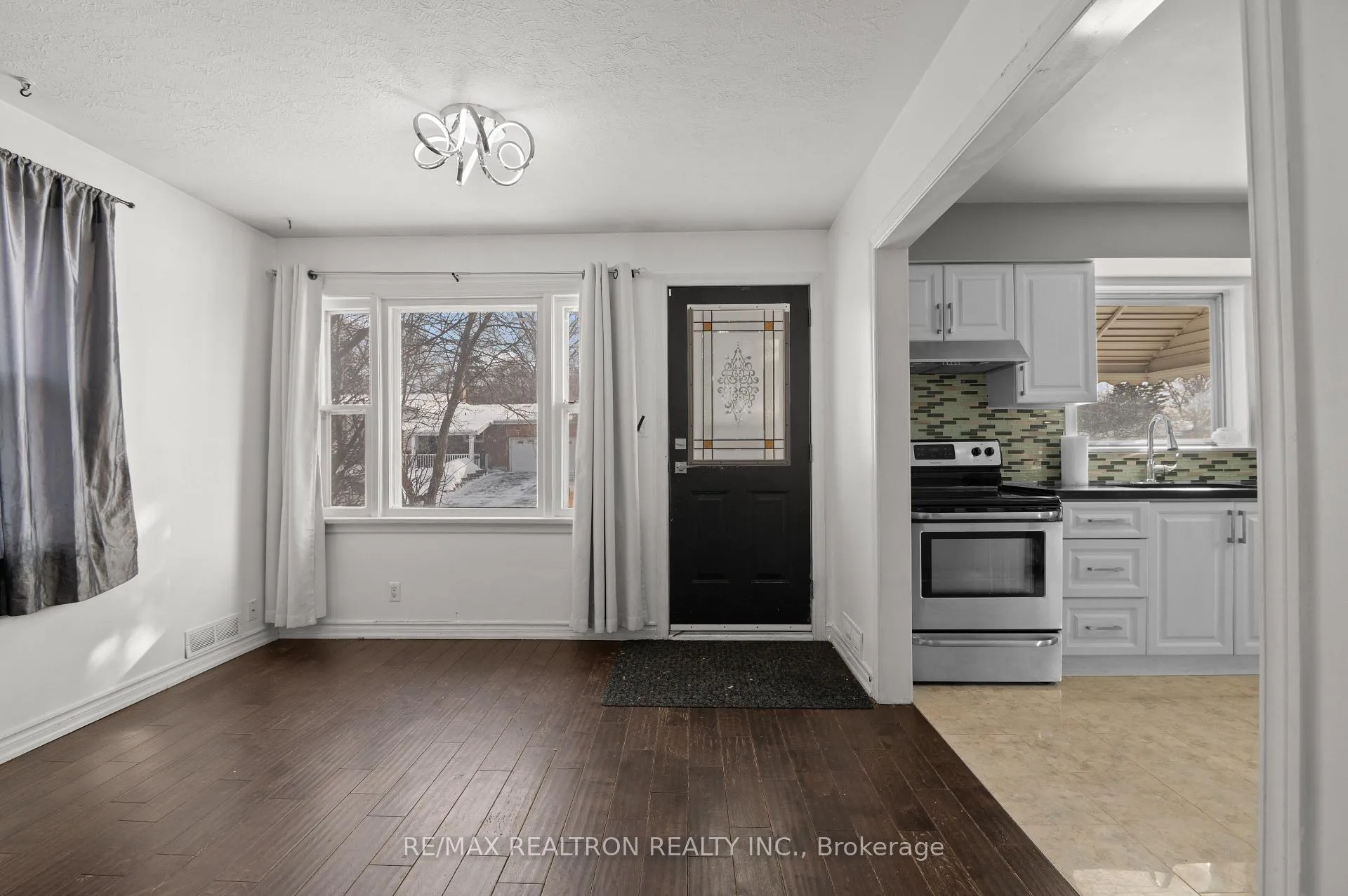 Photo 4 of Unit Main, 316 Pacific Avenue, Oshawa, Vanier — HOMEH