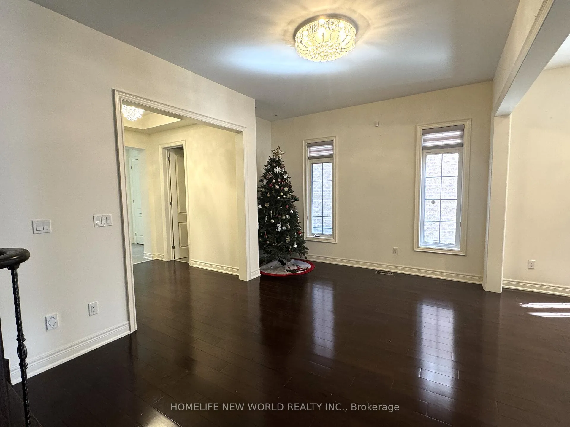 Photo 4 of 145 Fitzmaurice Drive, Vaughan, Maple — HOMEH