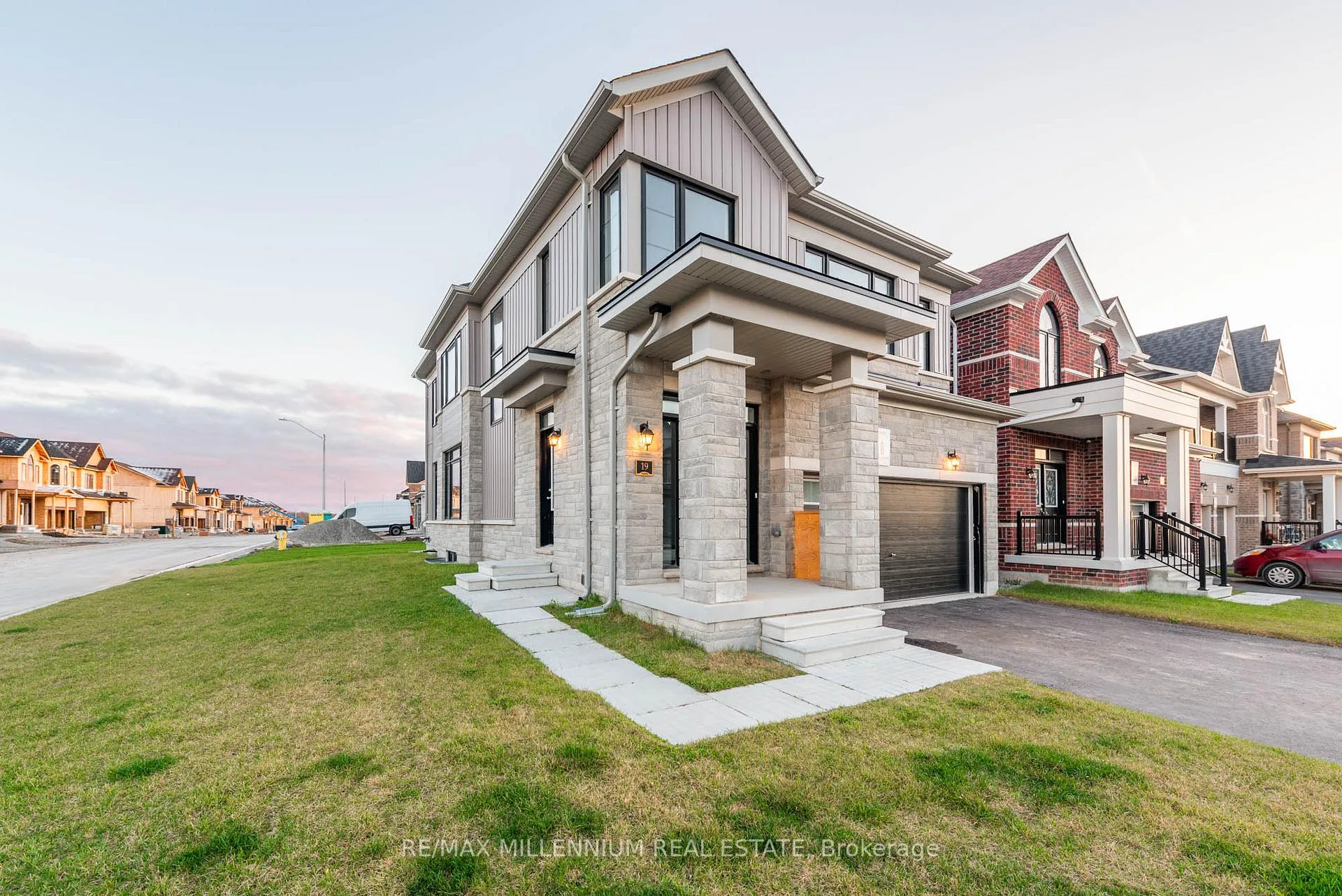 Photo 3 of Unit Upper, 19 Valleybrook Road, Barrie, Innis-Shore — HOMEH