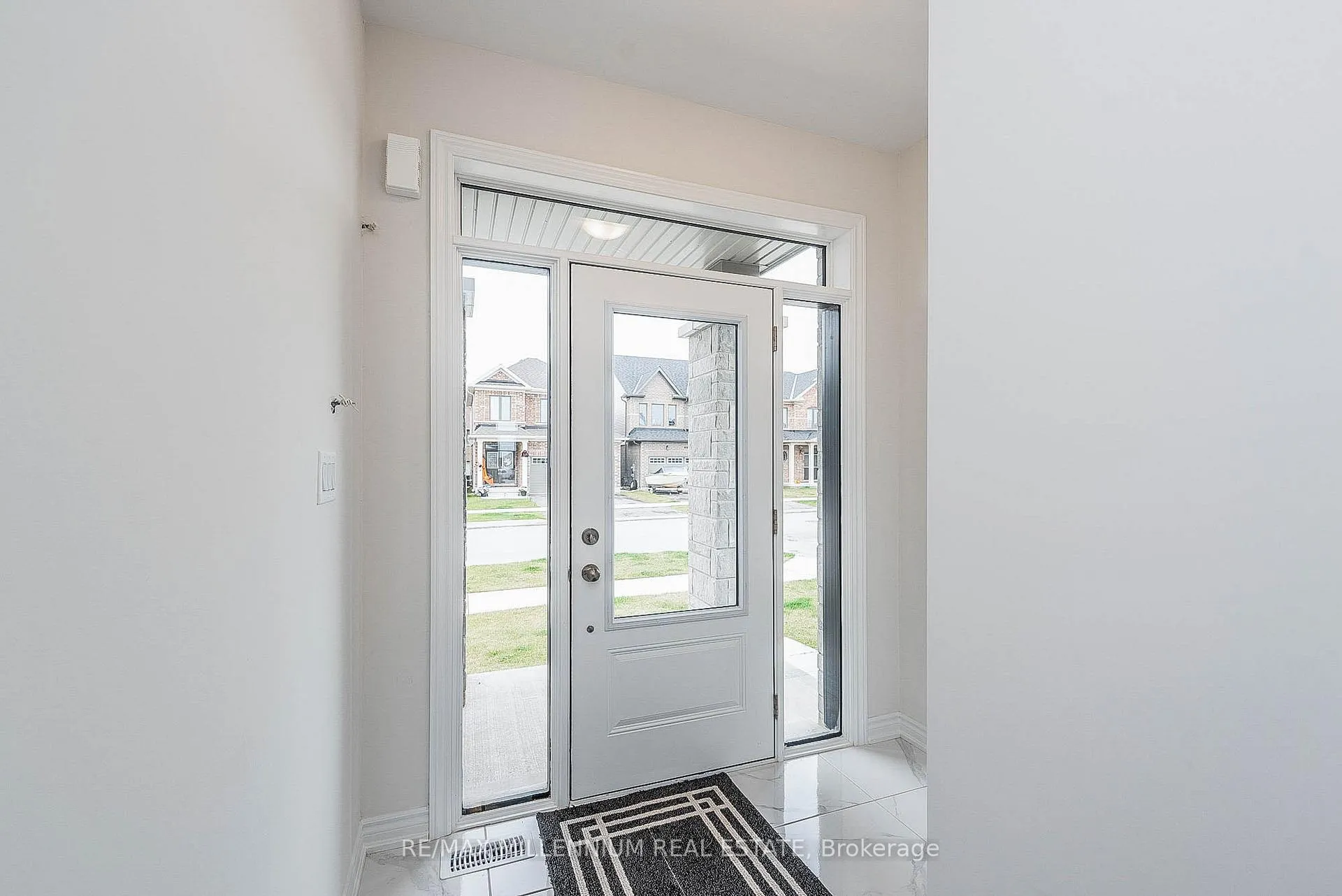 Photo 5 of Unit Upper, 19 Valleybrook Road, Barrie, Innis-Shore — HOMEH