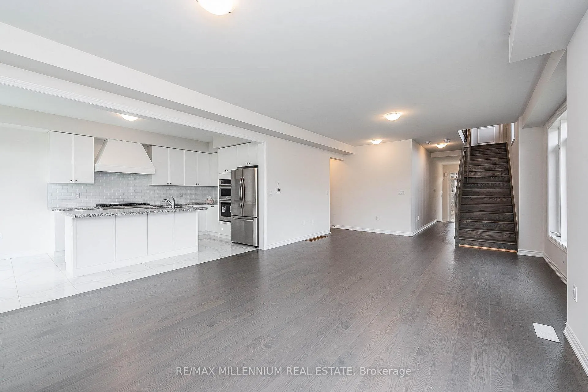 Photo 7 of Unit Upper, 19 Valleybrook Road, Barrie, Innis-Shore — HOMEH