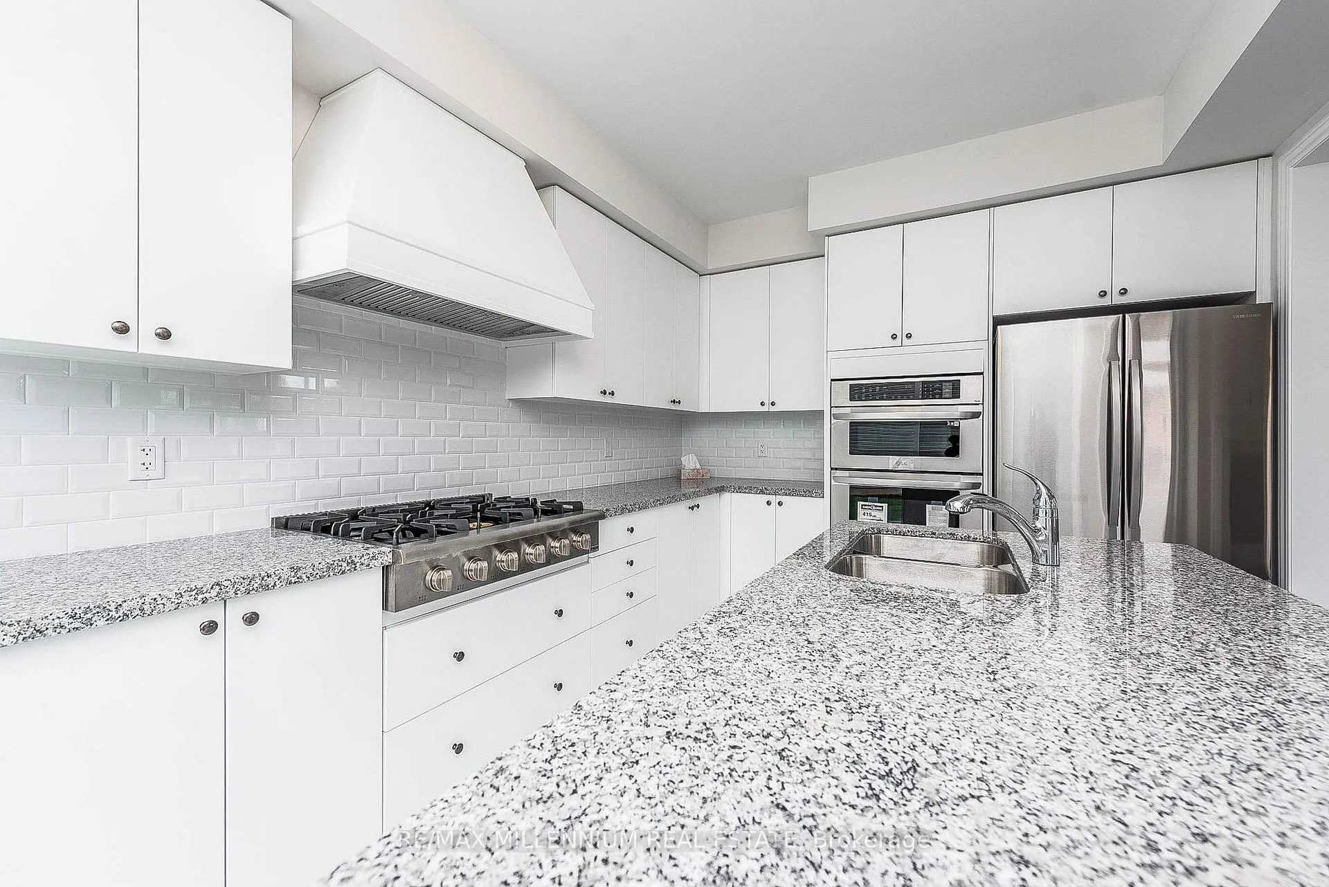 Photo 12 of Unit Upper, 19 Valleybrook Road, Barrie, Innis-Shore — HOMEH