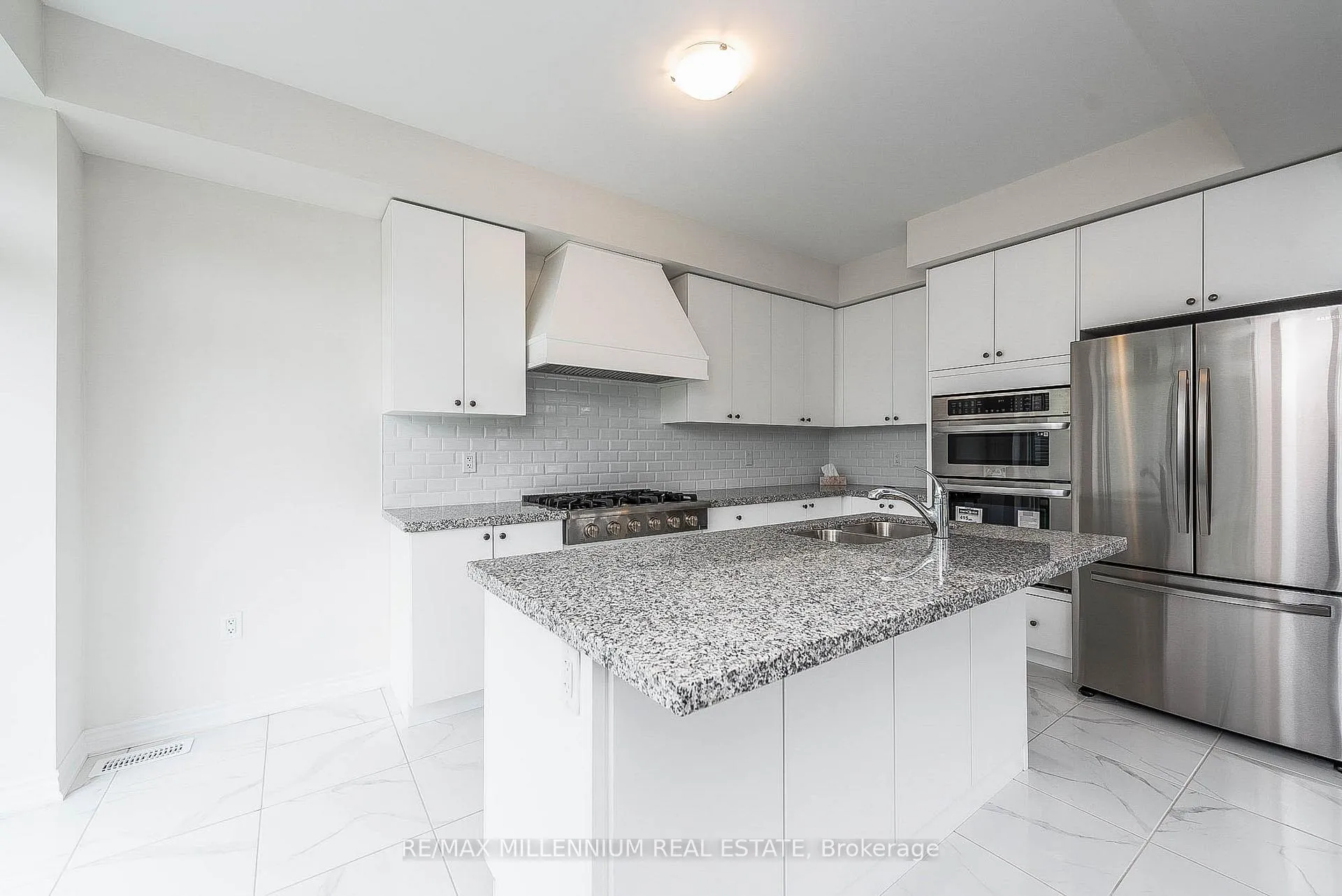 Photo 13 of Unit Upper, 19 Valleybrook Road, Barrie, Innis-Shore — HOMEH