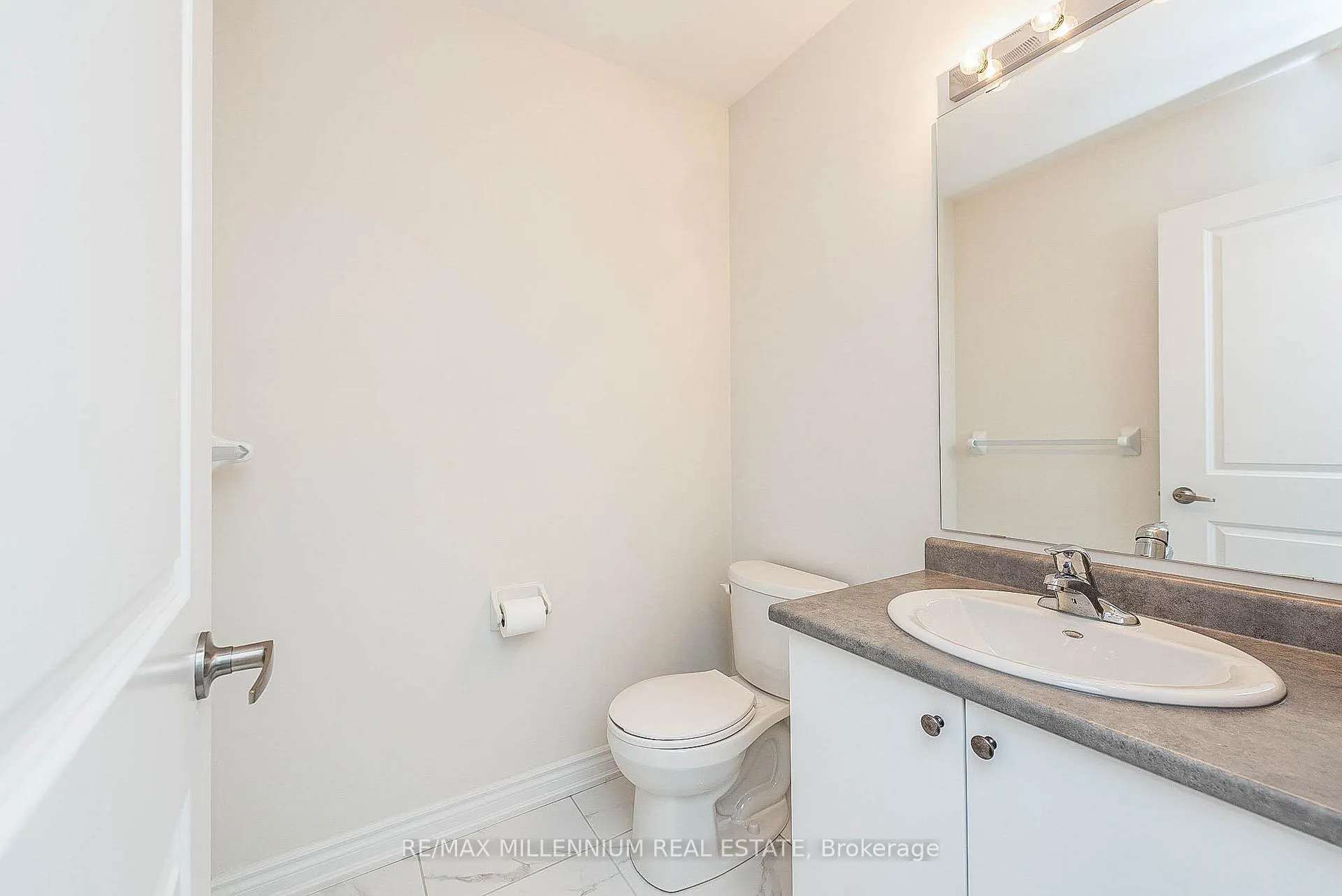 Photo 17 of Unit Upper, 19 Valleybrook Road, Barrie, Innis-Shore — HOMEH