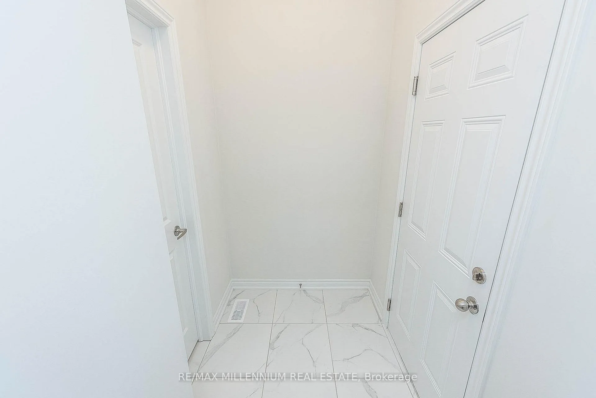 Photo 18 of Unit Upper, 19 Valleybrook Road, Barrie, Innis-Shore — HOMEH