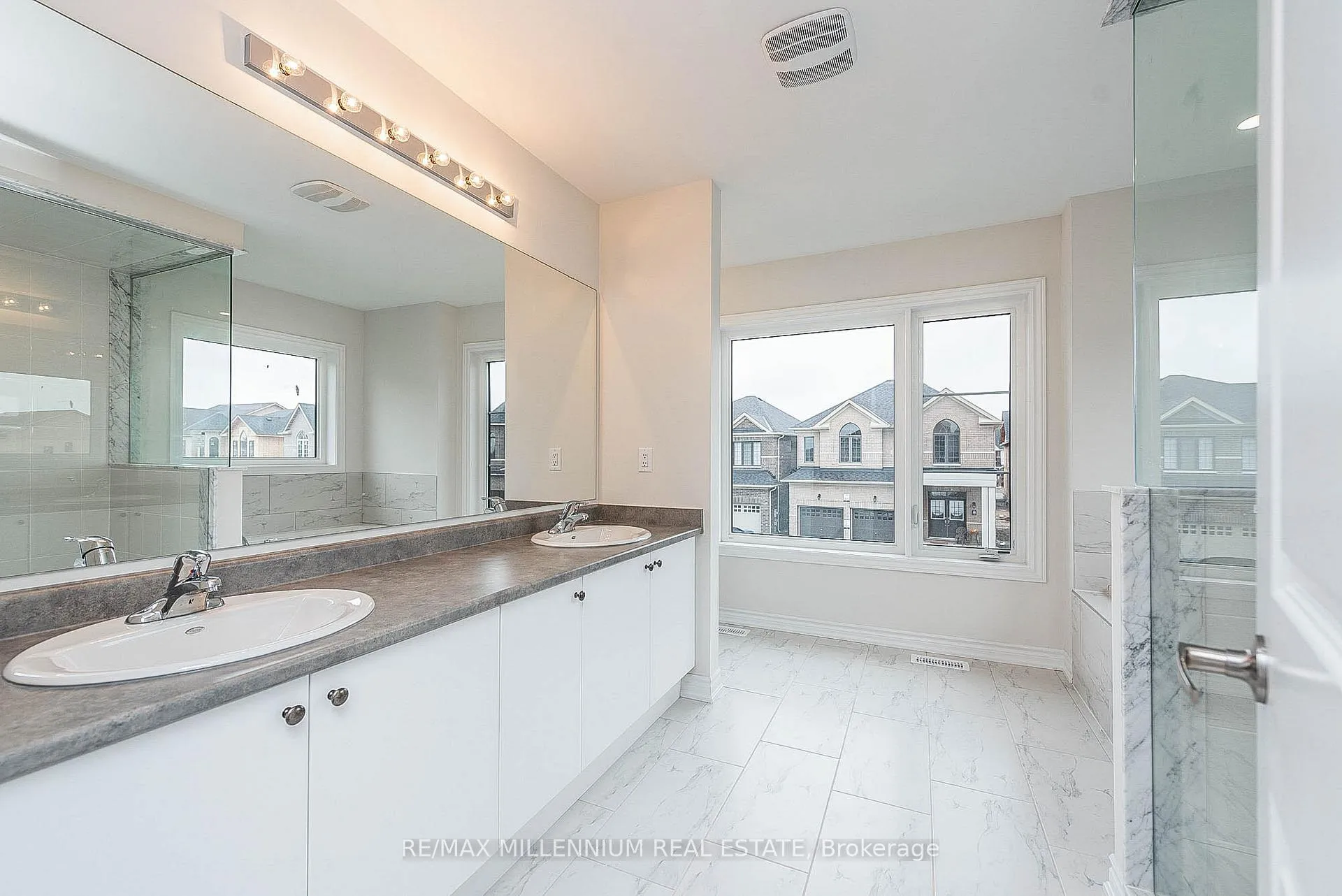 Photo 27 of Unit Upper, 19 Valleybrook Road, Barrie, Innis-Shore — HOMEH