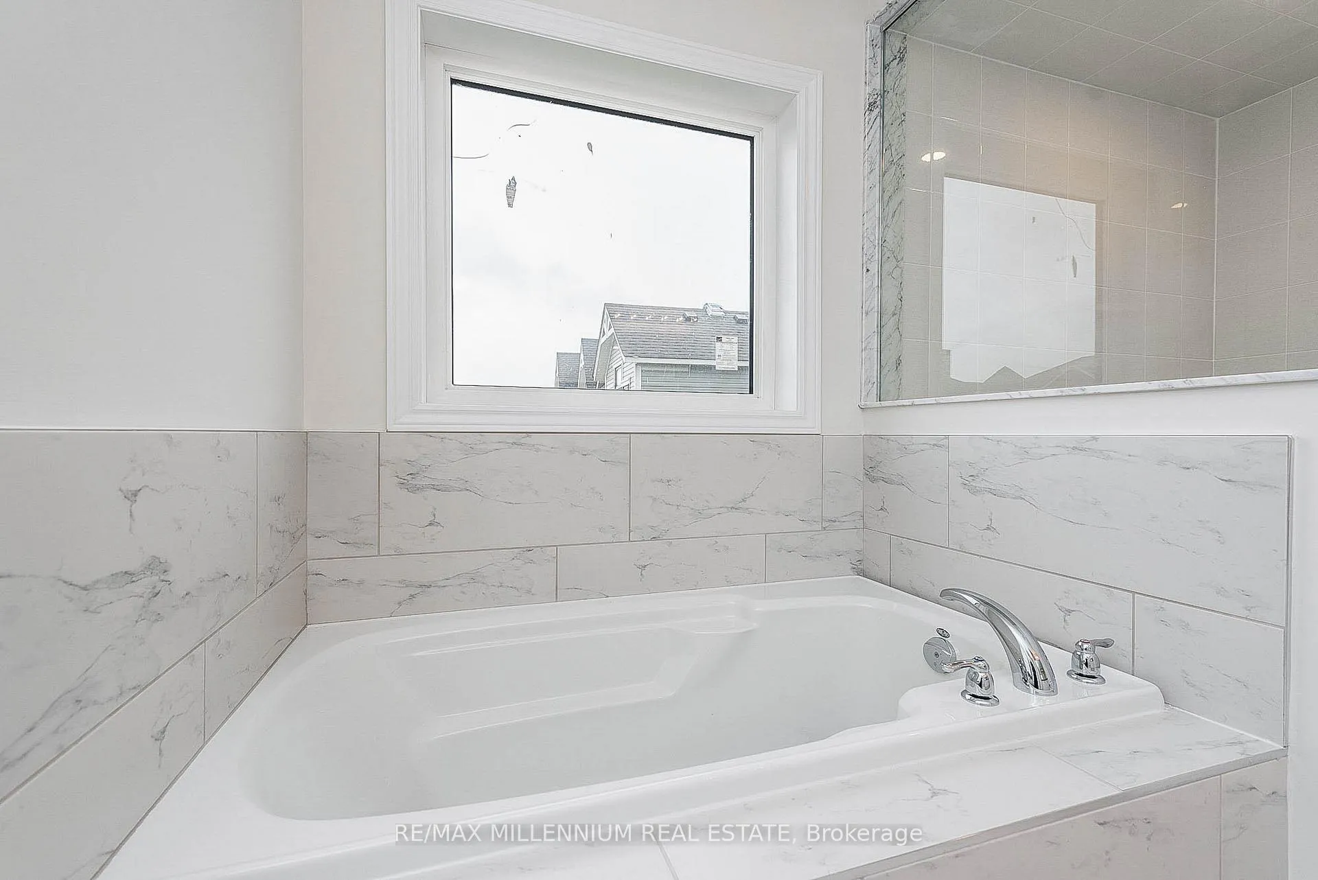 Photo 28 of Unit Upper, 19 Valleybrook Road, Barrie, Innis-Shore — HOMEH