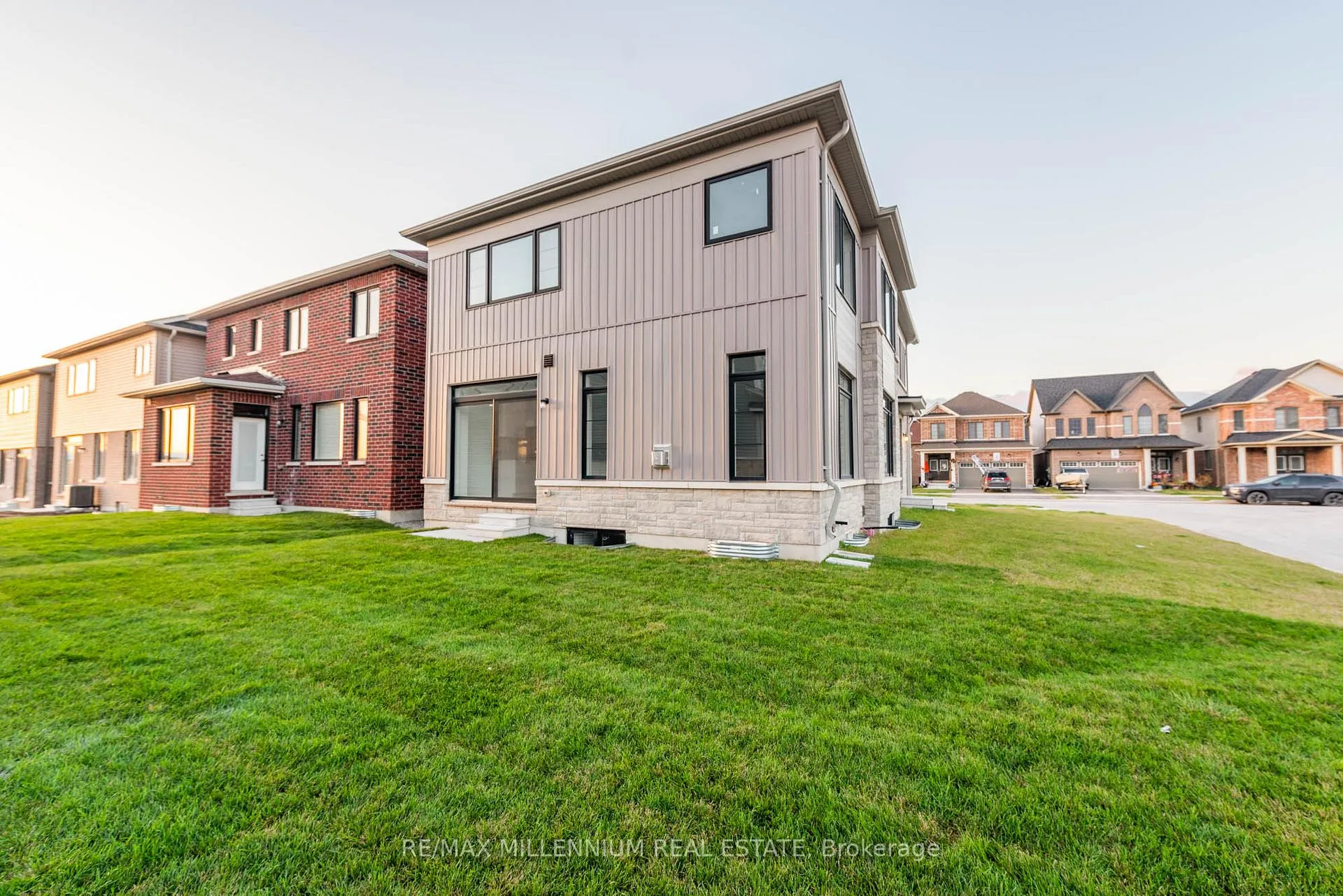 Photo 31 of Unit Upper, 19 Valleybrook Road, Barrie, Innis-Shore — HOMEH