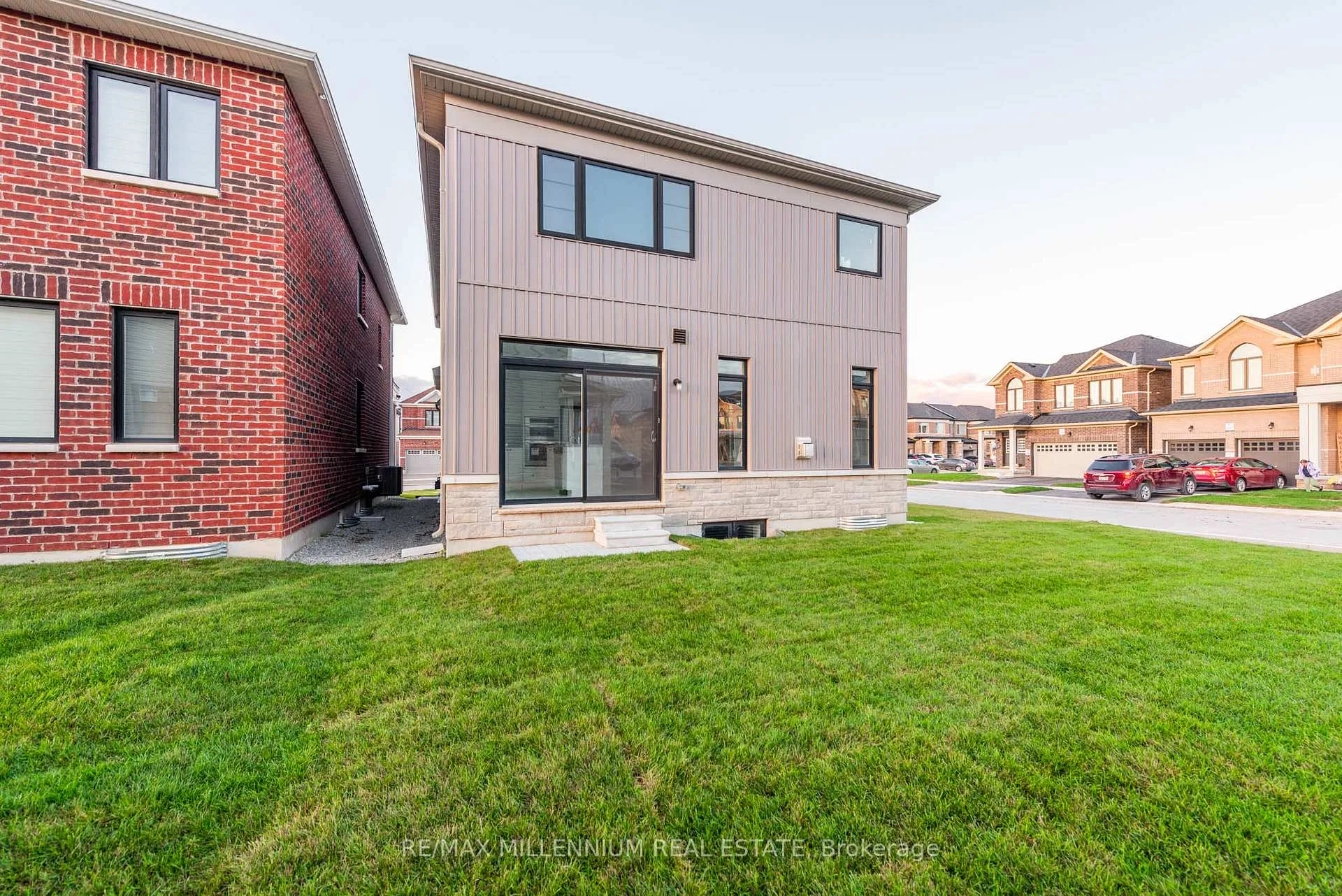 Photo 32 of Unit Upper, 19 Valleybrook Road, Barrie, Innis-Shore — HOMEH