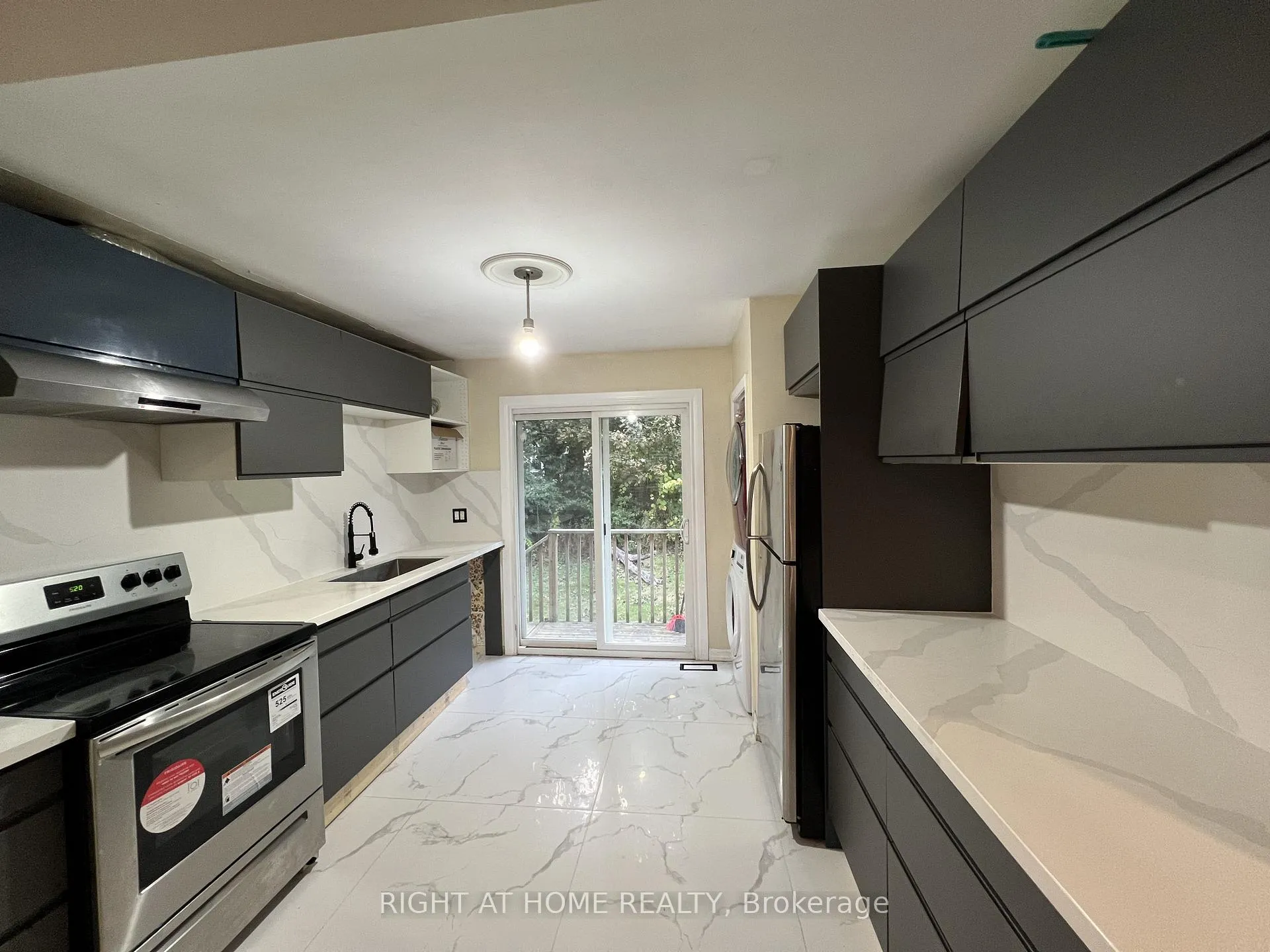 Photo 2 of 1560 Evangeline Drive, Oshawa, Lakeview — HOMEH
