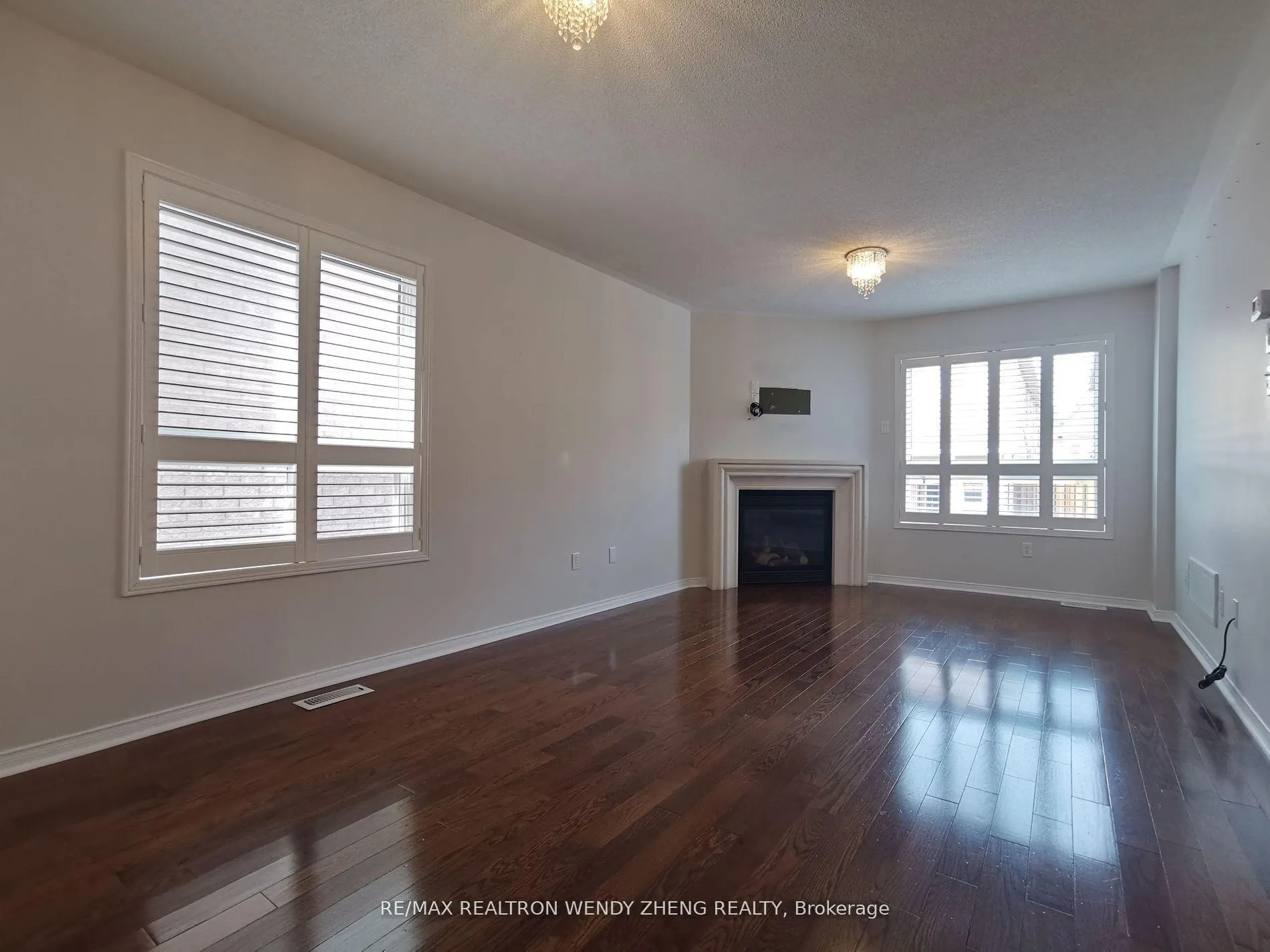 Photo 3 of 21 Thornbush Boulevard, Brampton, Northwest Brampton — HOMEH
