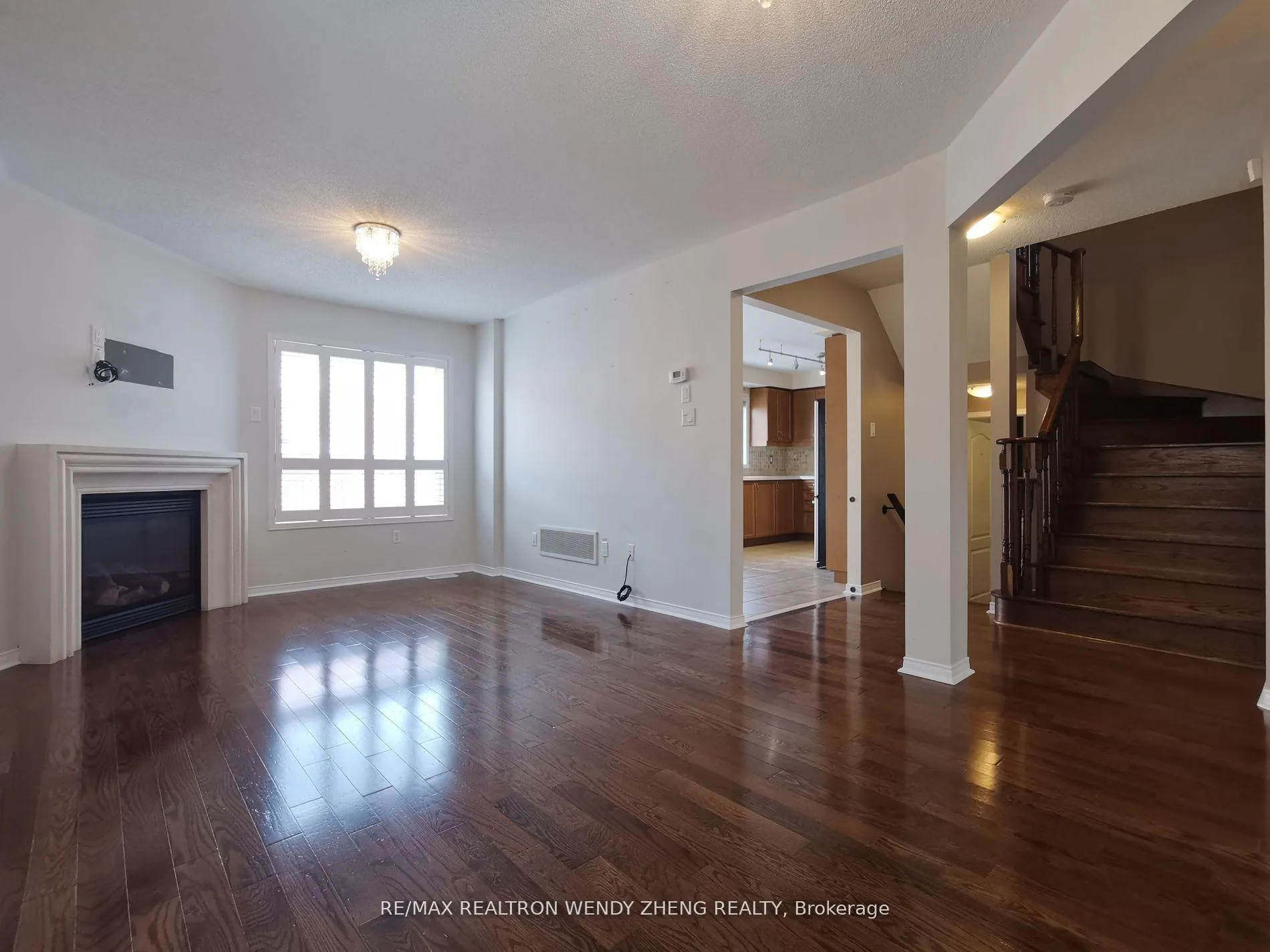 Photo 4 of 21 Thornbush Boulevard, Brampton, Northwest Brampton — HOMEH