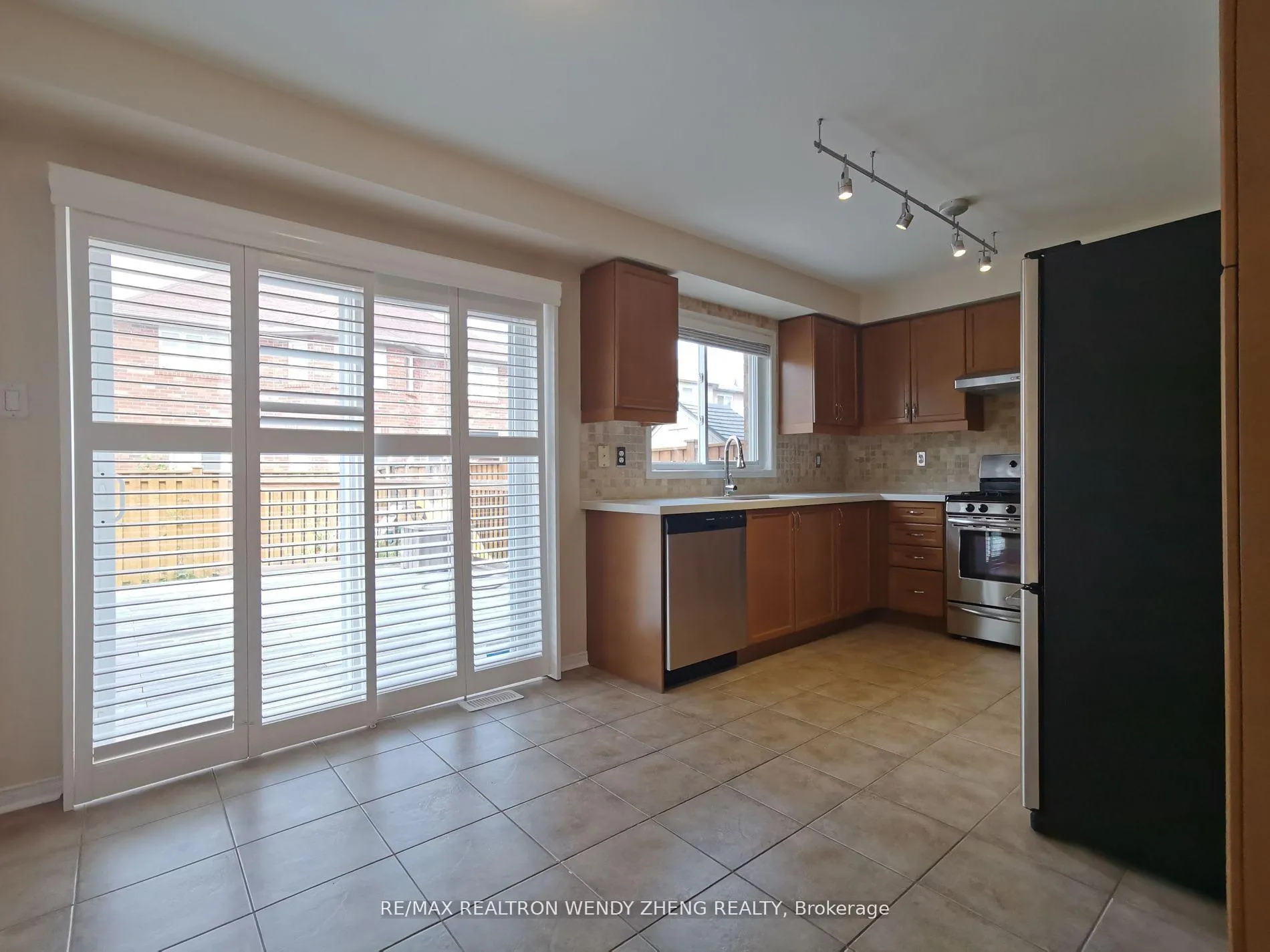 Photo 5 of 21 Thornbush Boulevard, Brampton, Northwest Brampton — HOMEH