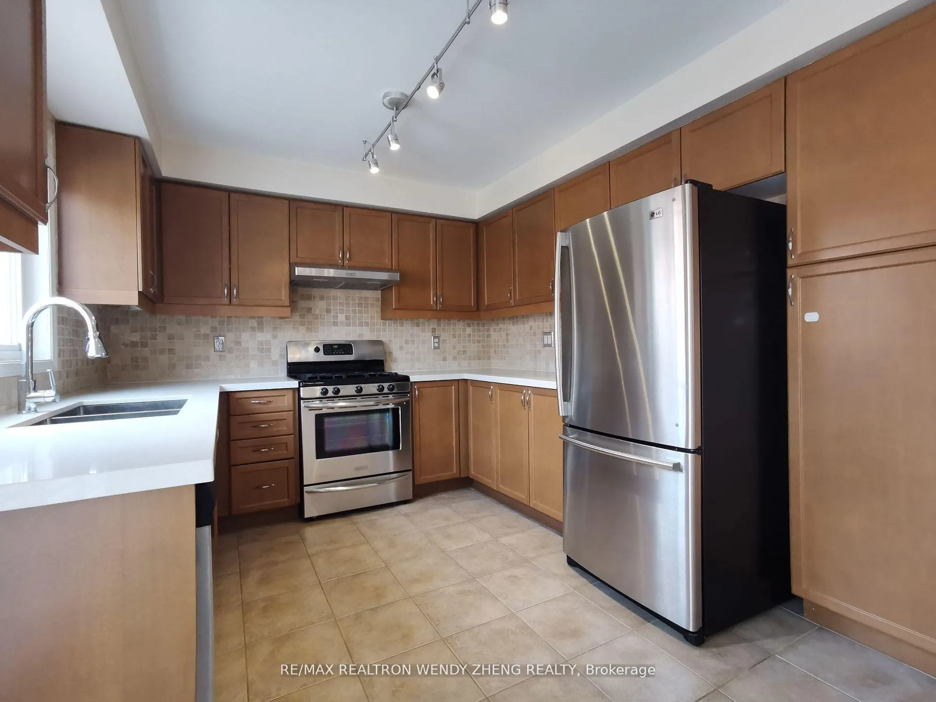 Photo 6 of 21 Thornbush Boulevard, Brampton, Northwest Brampton — HOMEH
