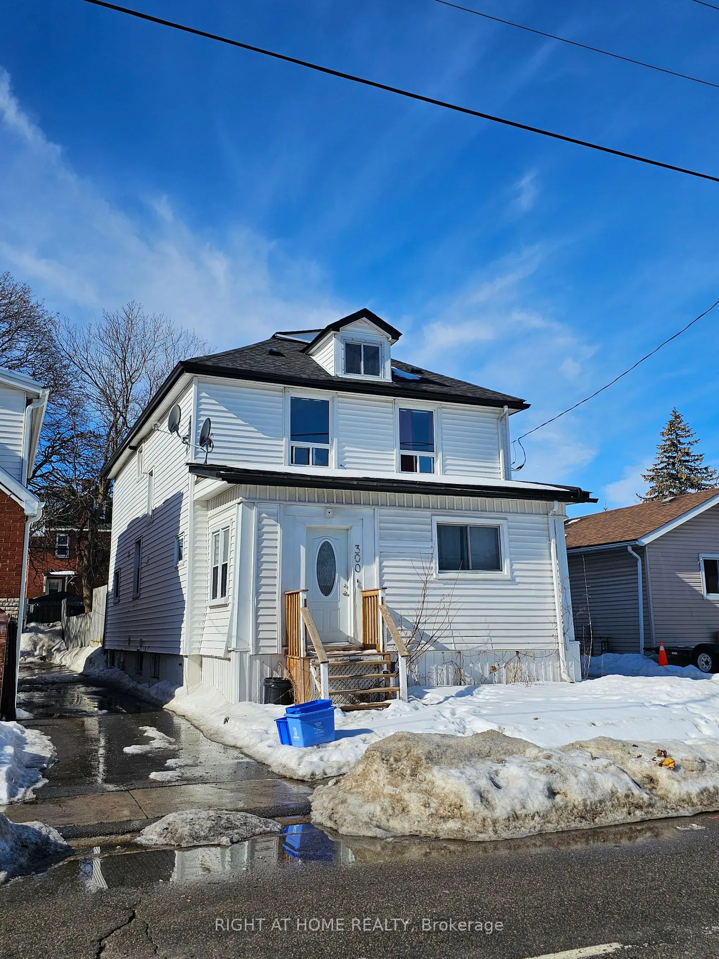 Front of Unit Main, 300 Albert Street
