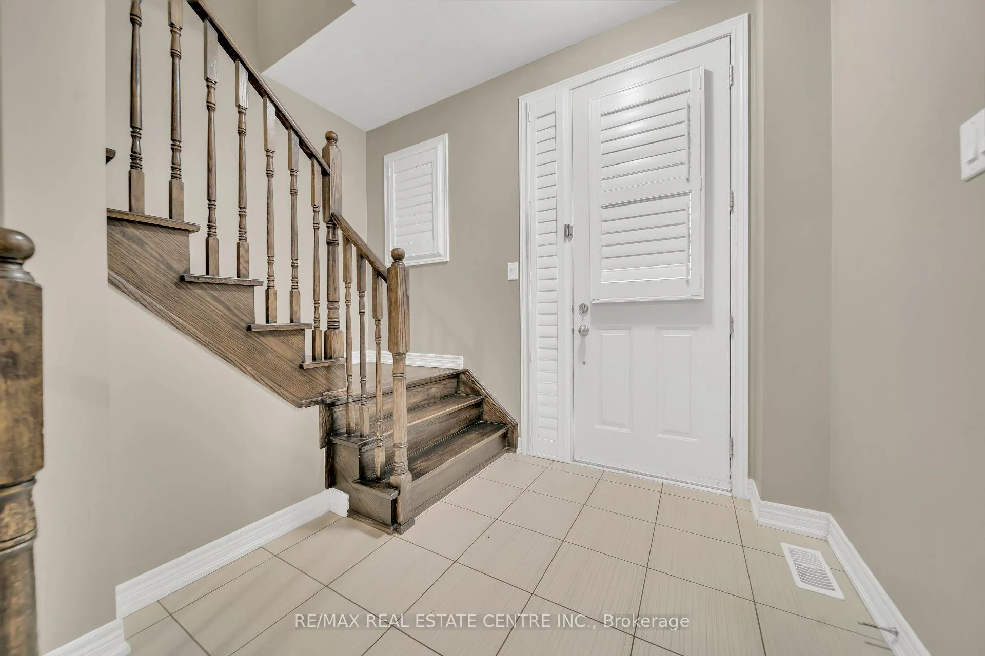 Photo 5 of 81 Vezna Crescent, Brampton, Credit Valley — HOMEH