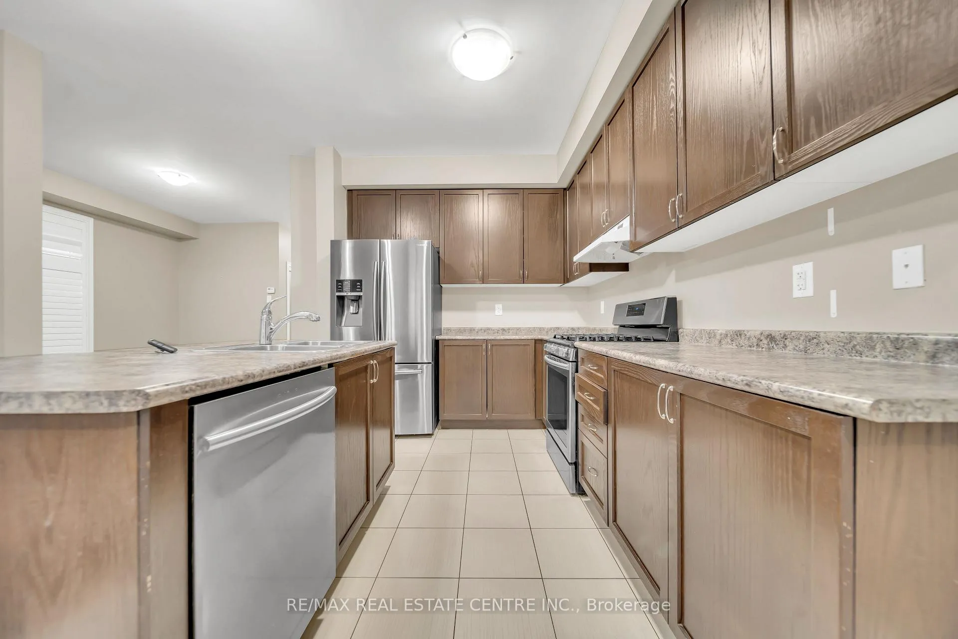 Photo 11 of 81 Vezna Crescent, Brampton, Credit Valley — HOMEH