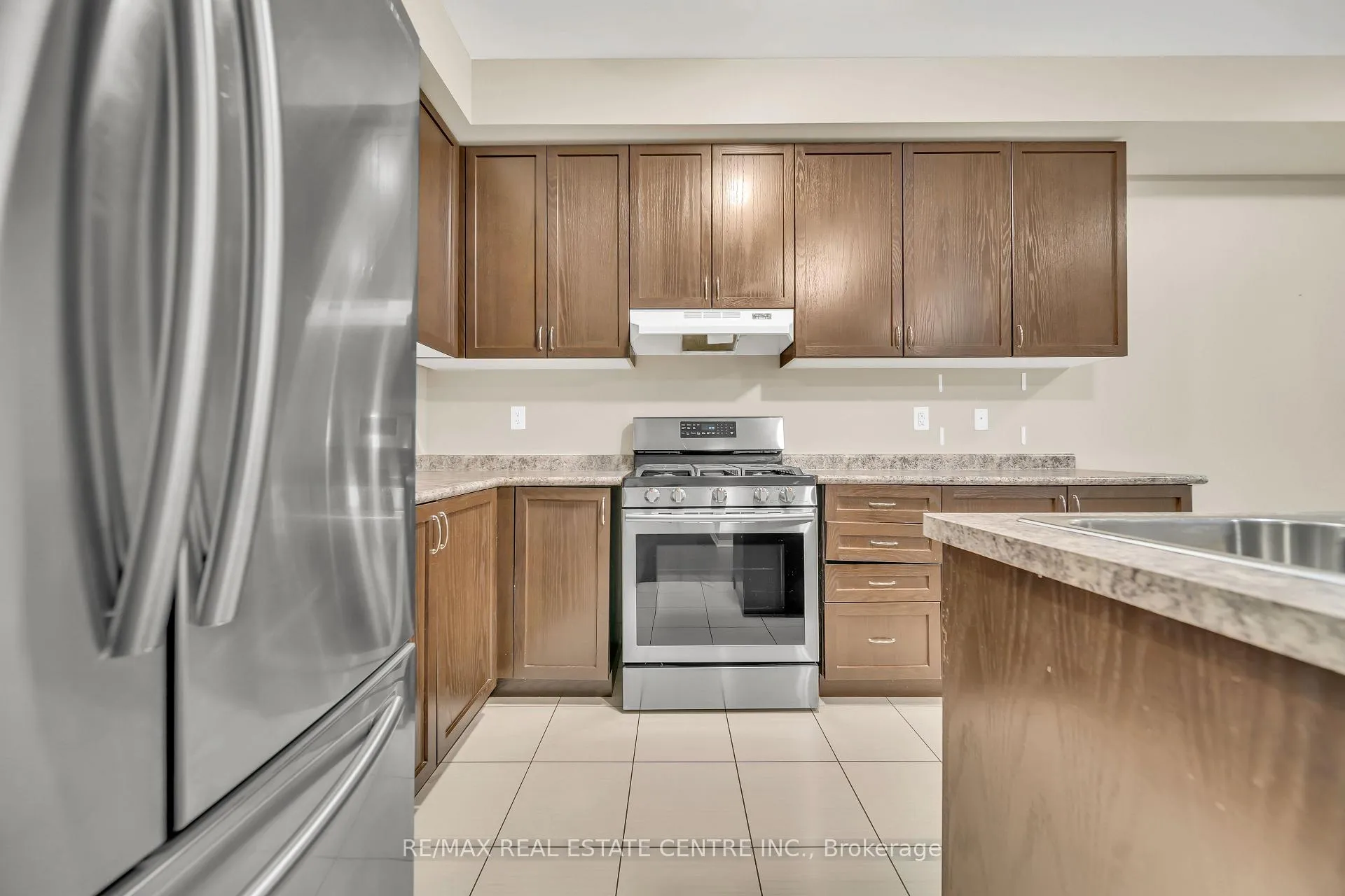 Photo 12 of 81 Vezna Crescent, Brampton, Credit Valley — HOMEH
