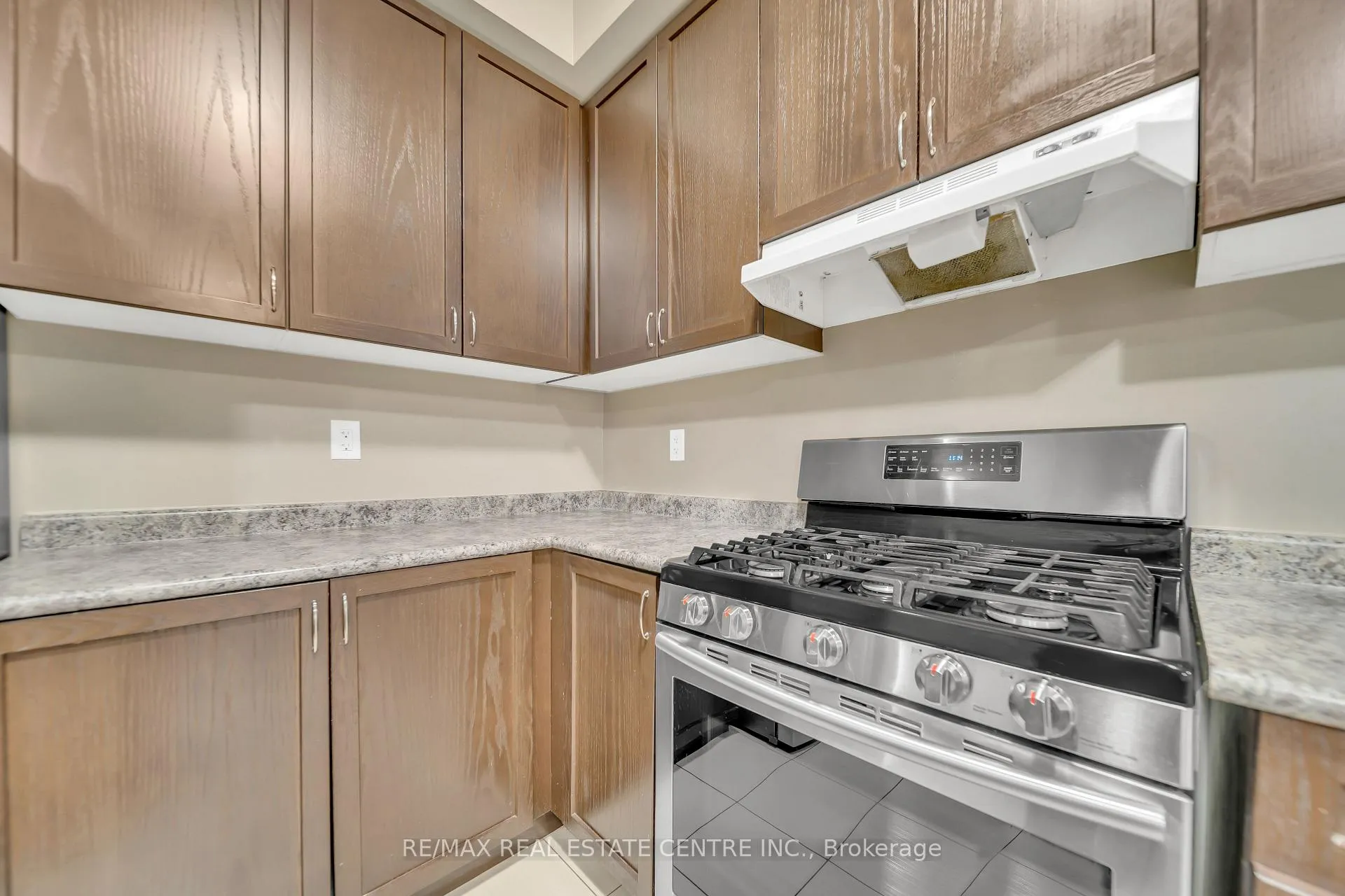 Photo 13 of 81 Vezna Crescent, Brampton, Credit Valley — HOMEH