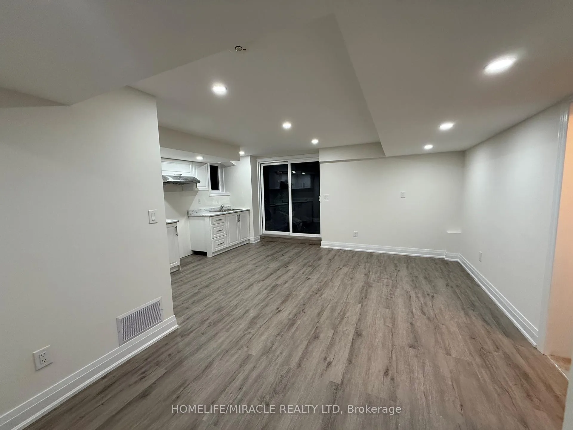 Photo 6 of 152 Stormont Trail, Vaughan, Vellore Village — HOMEH