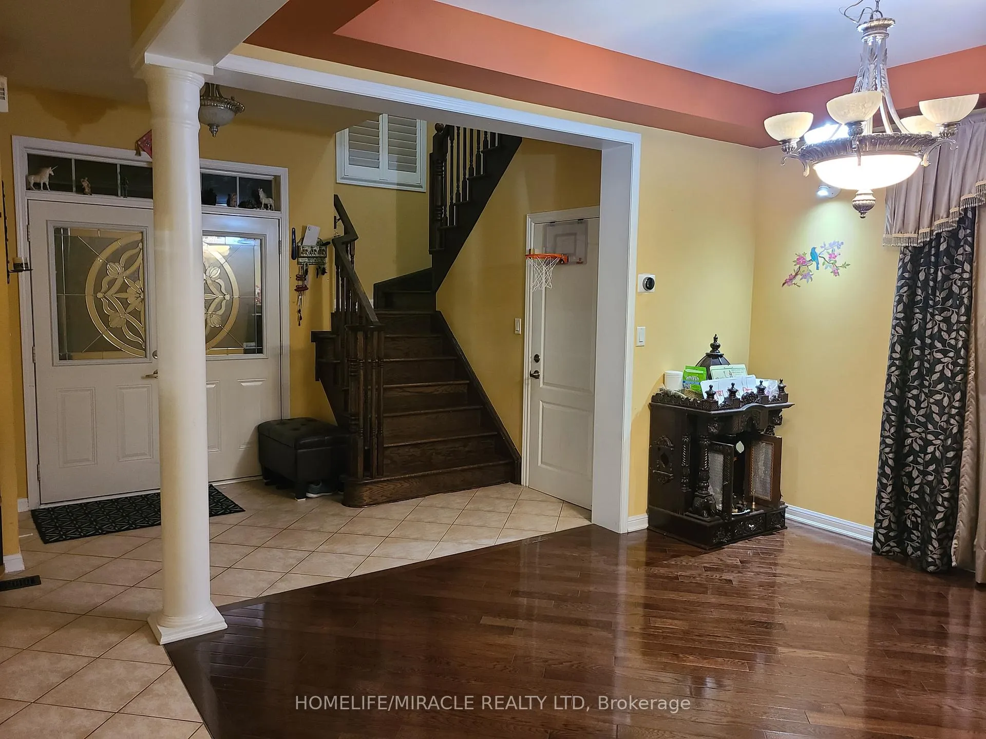 Photo 2 of 16 Seascape Crescent, Brampton, Brampton East — HOMEH