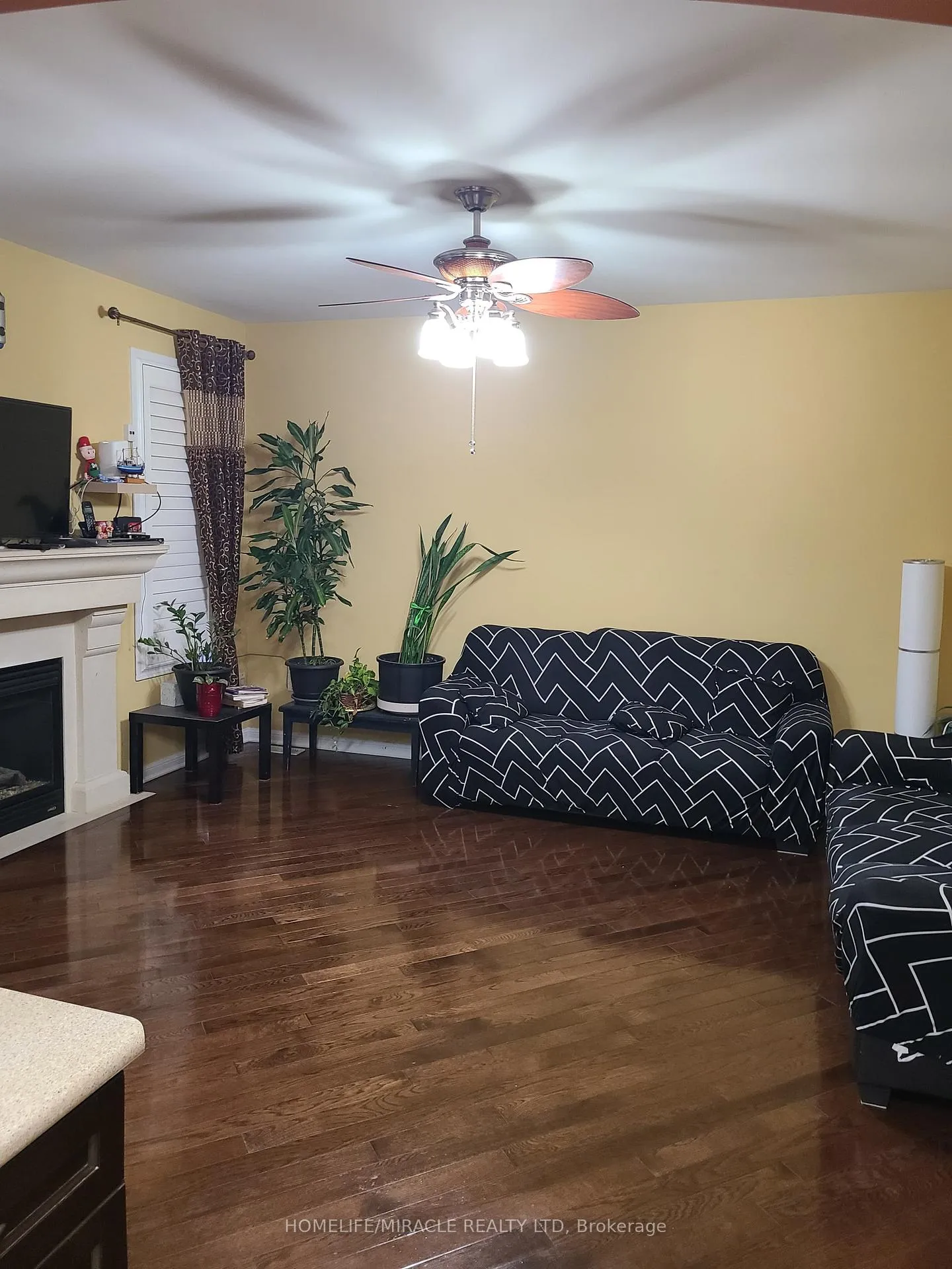 Photo 3 of 16 Seascape Crescent, Brampton, Brampton East — HOMEH
