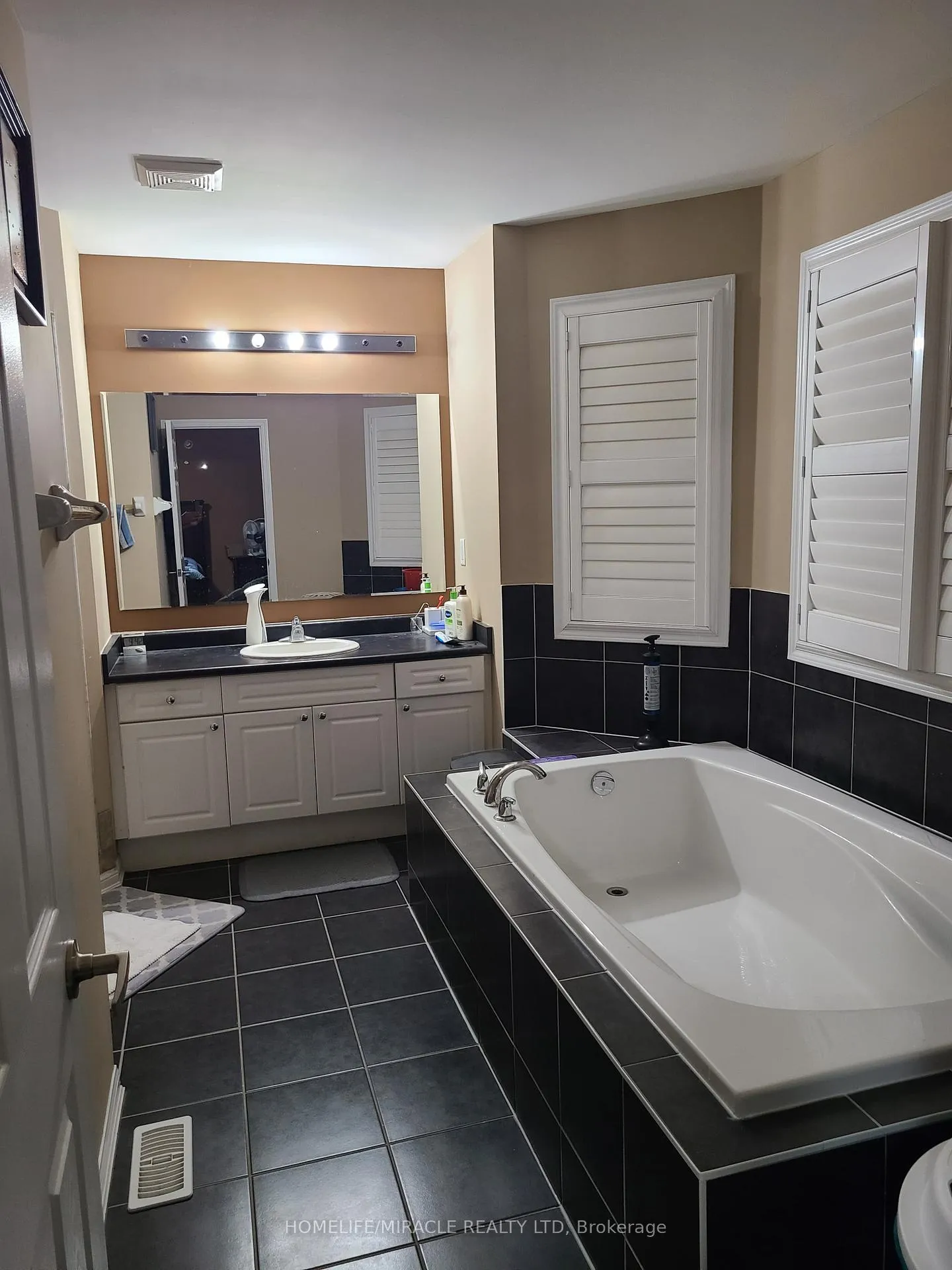 Photo 13 of 16 Seascape Crescent, Brampton, Brampton East — HOMEH