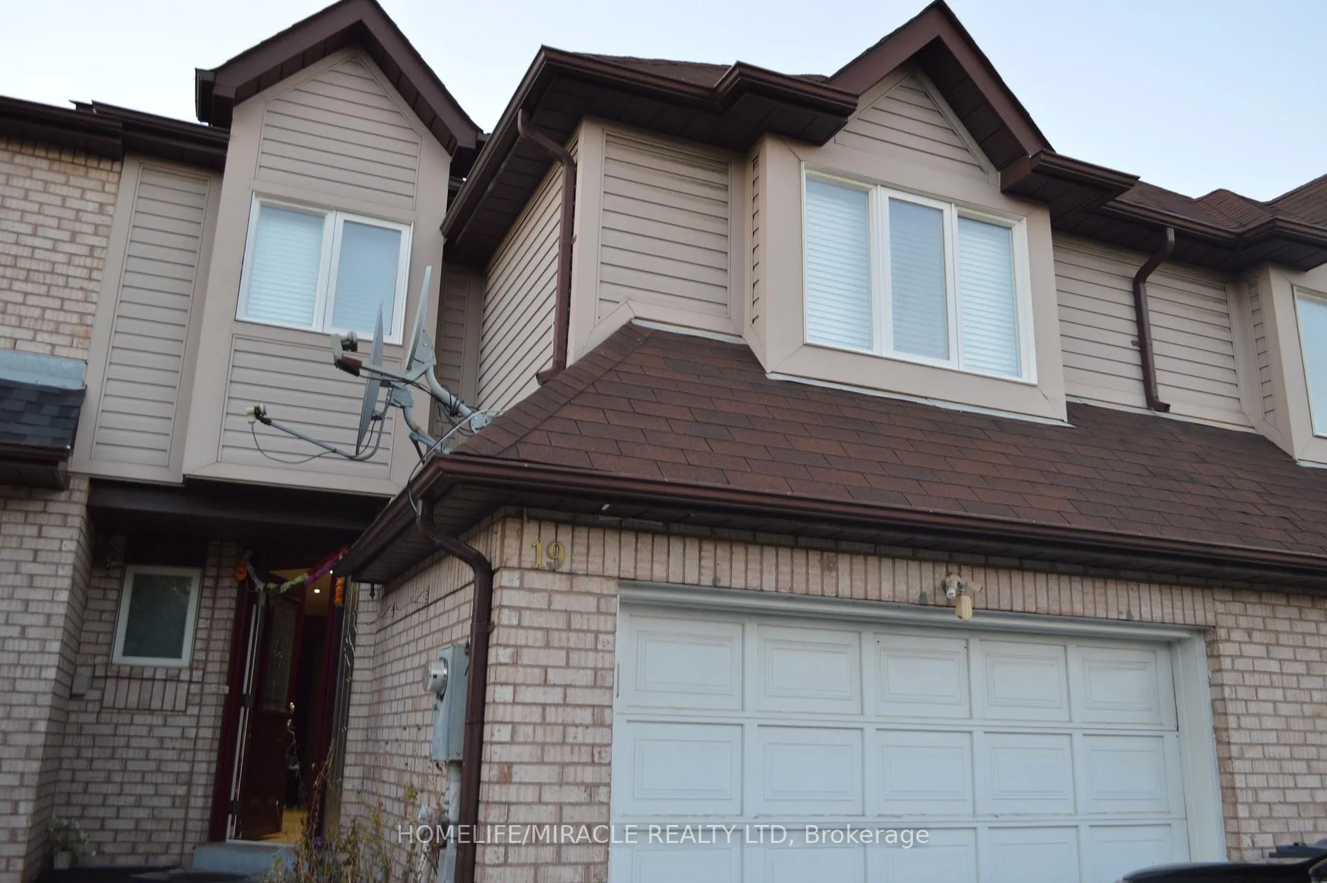 Photo 2 of 19 Ashbrook Way, Brampton, Fletcher's West — HOMEH