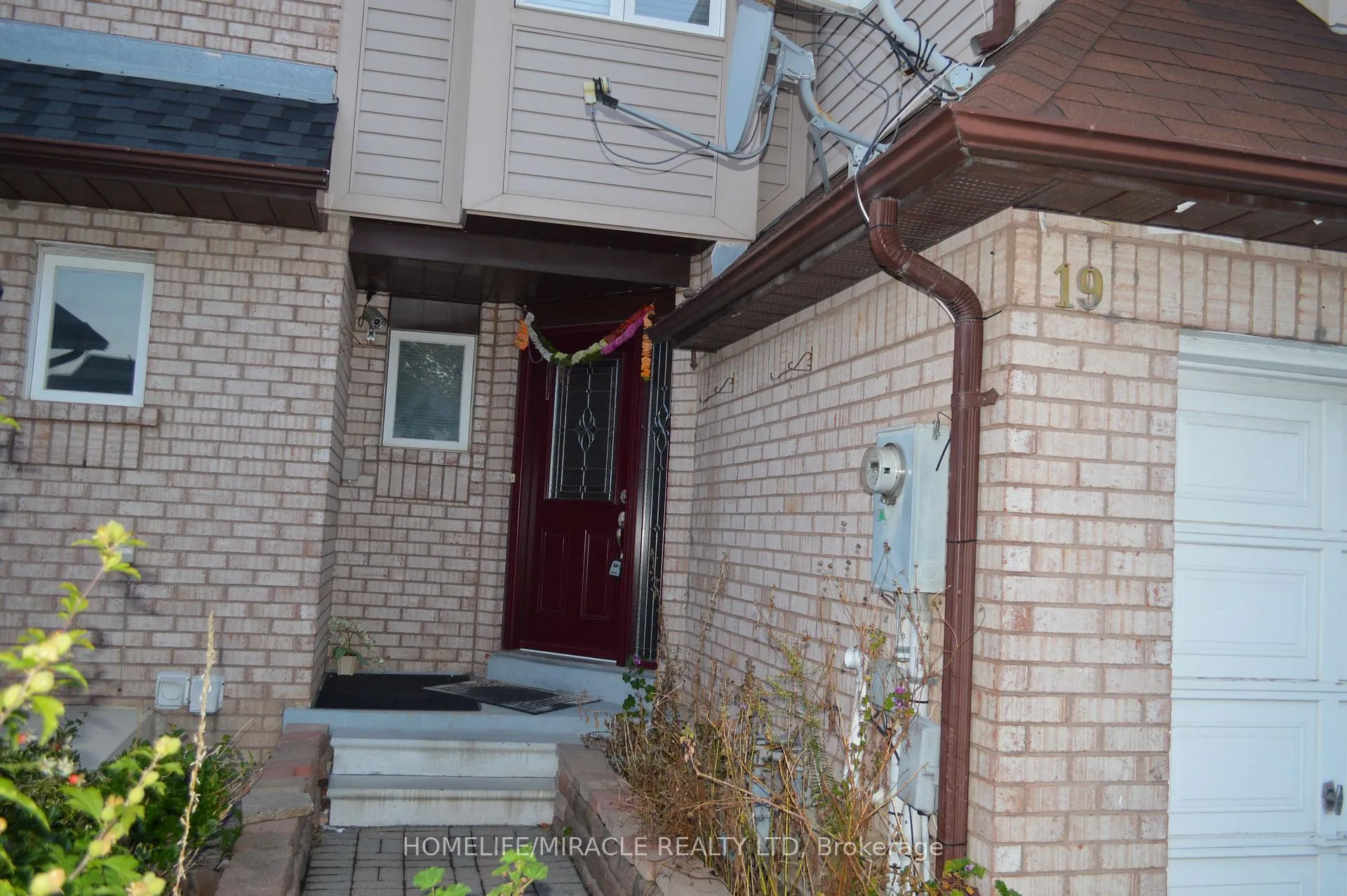 Photo 3 of 19 Ashbrook Way, Brampton, Fletcher's West — HOMEH