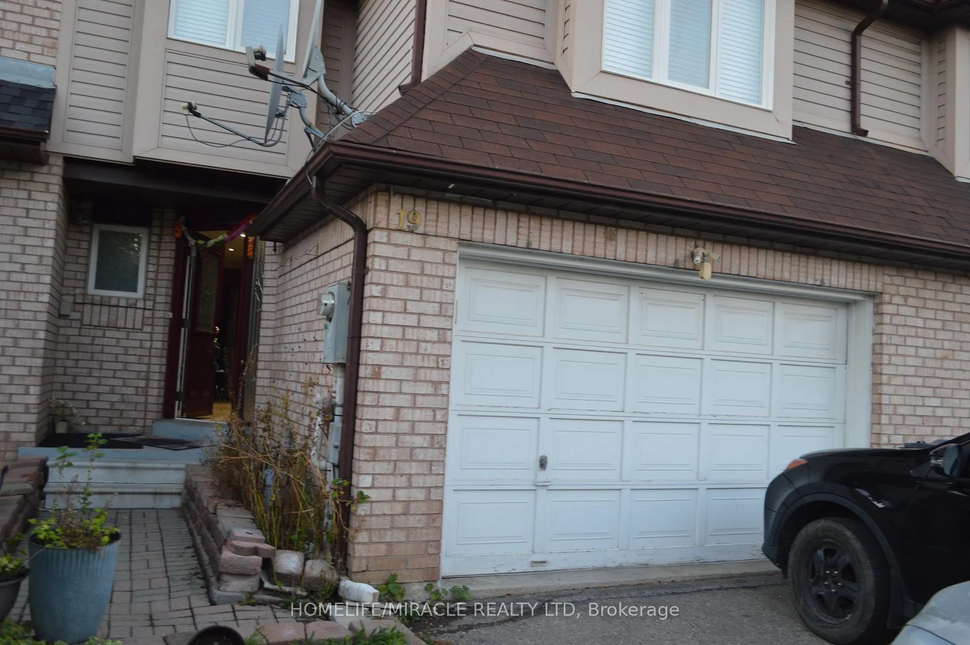 Photo 4 of 19 Ashbrook Way, Brampton, Fletcher's West — HOMEH