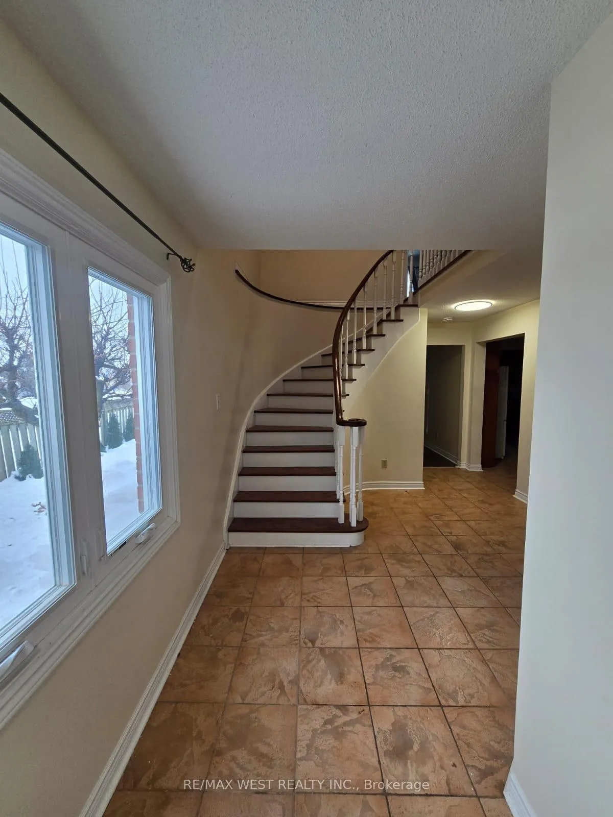 Photo 3 of Unit Upper, 2 Irish Moss Court, Vaughan, East Woodbridge — HOMEH