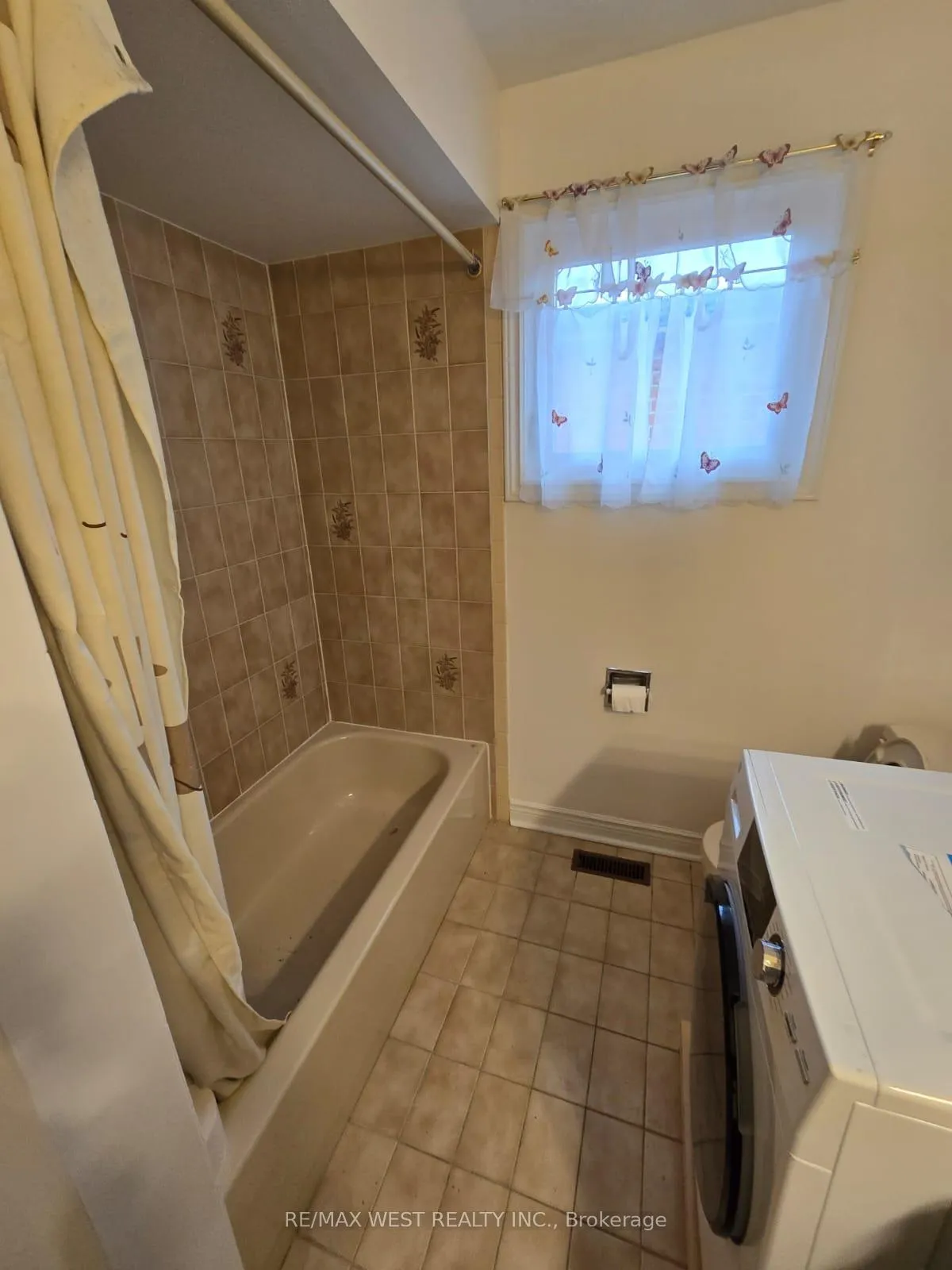 Photo 19 of Unit Upper, 2 Irish Moss Court, Vaughan, East Woodbridge — HOMEH