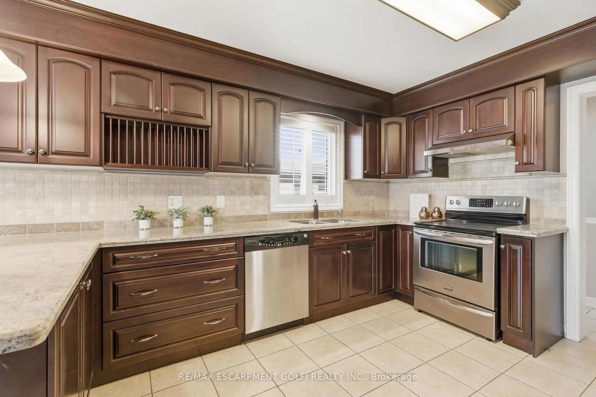 Photo 7 of 213 Dorchester Drive, Grimsby, Grimsby East — HOMEH