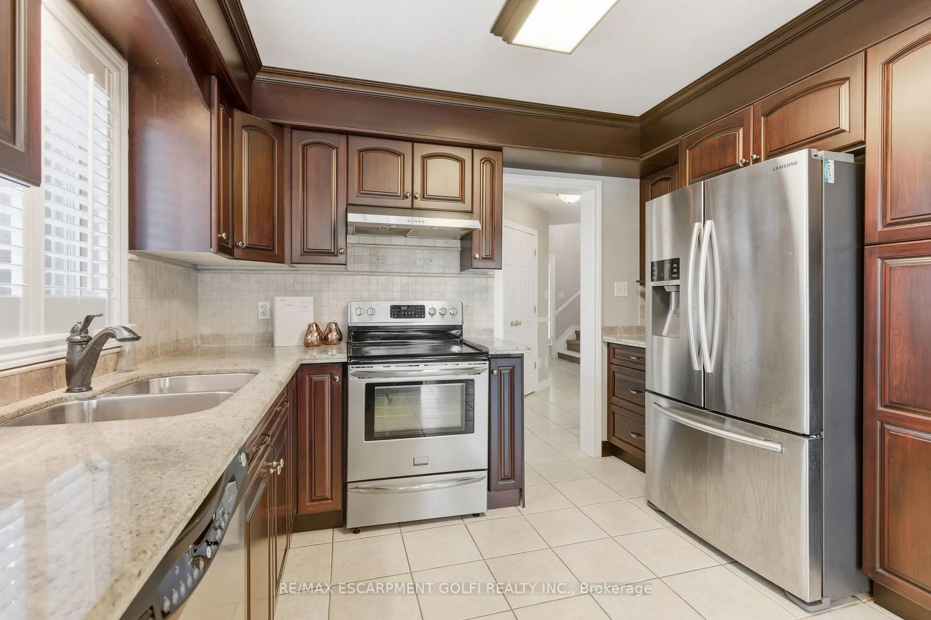 Photo 8 of 213 Dorchester Drive, Grimsby, Grimsby East — HOMEH