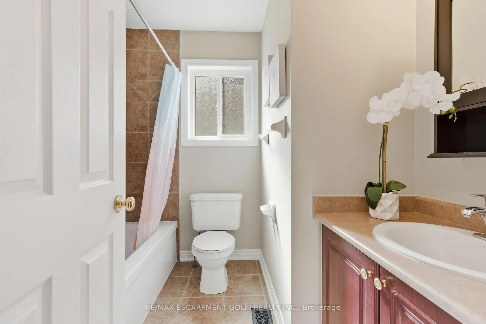 Photo 18 of 213 Dorchester Drive, Grimsby, Grimsby East — HOMEH