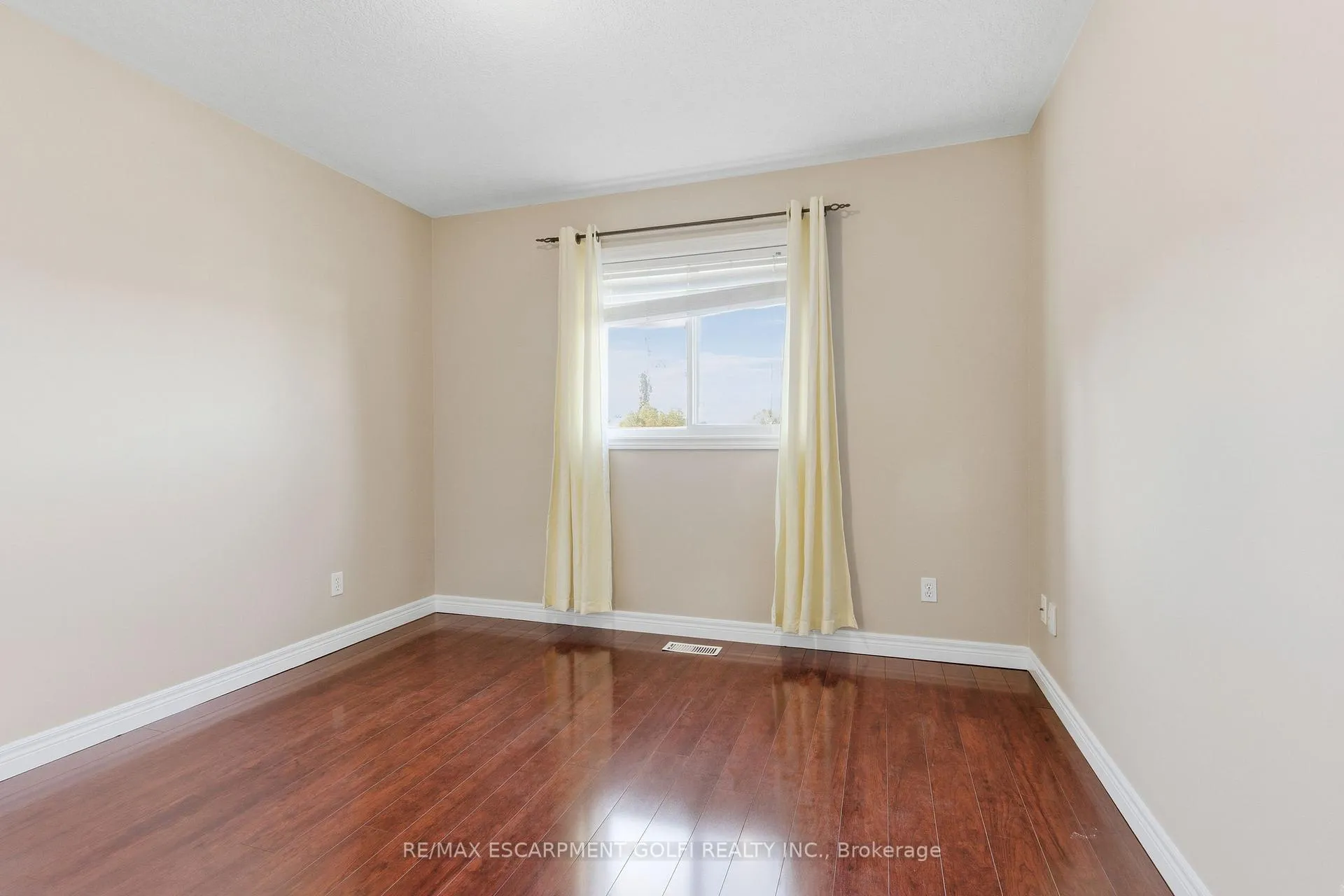 Photo 19 of 213 Dorchester Drive, Grimsby, Grimsby East — HOMEH
