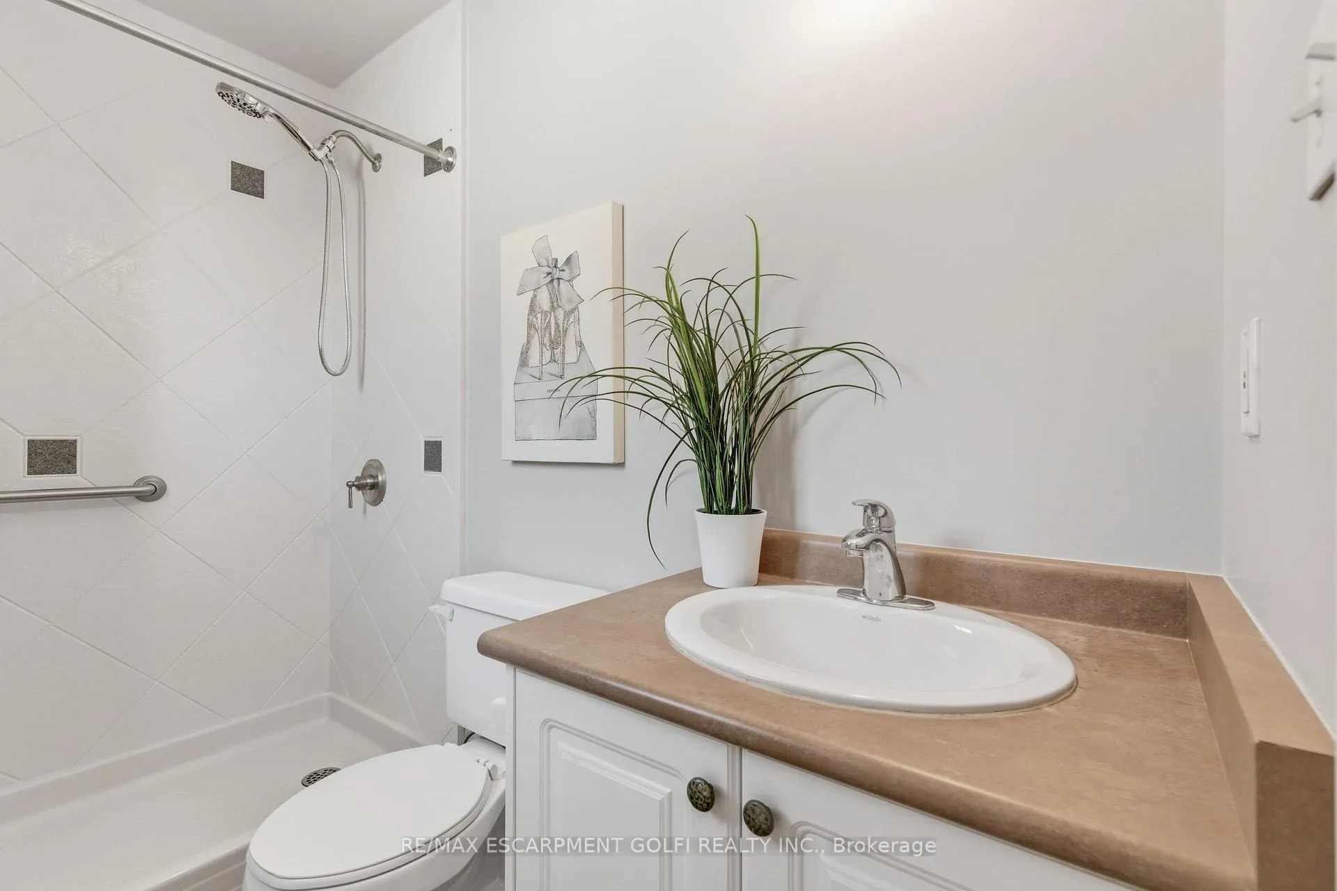 Photo 23 of 213 Dorchester Drive, Grimsby, Grimsby East — HOMEH