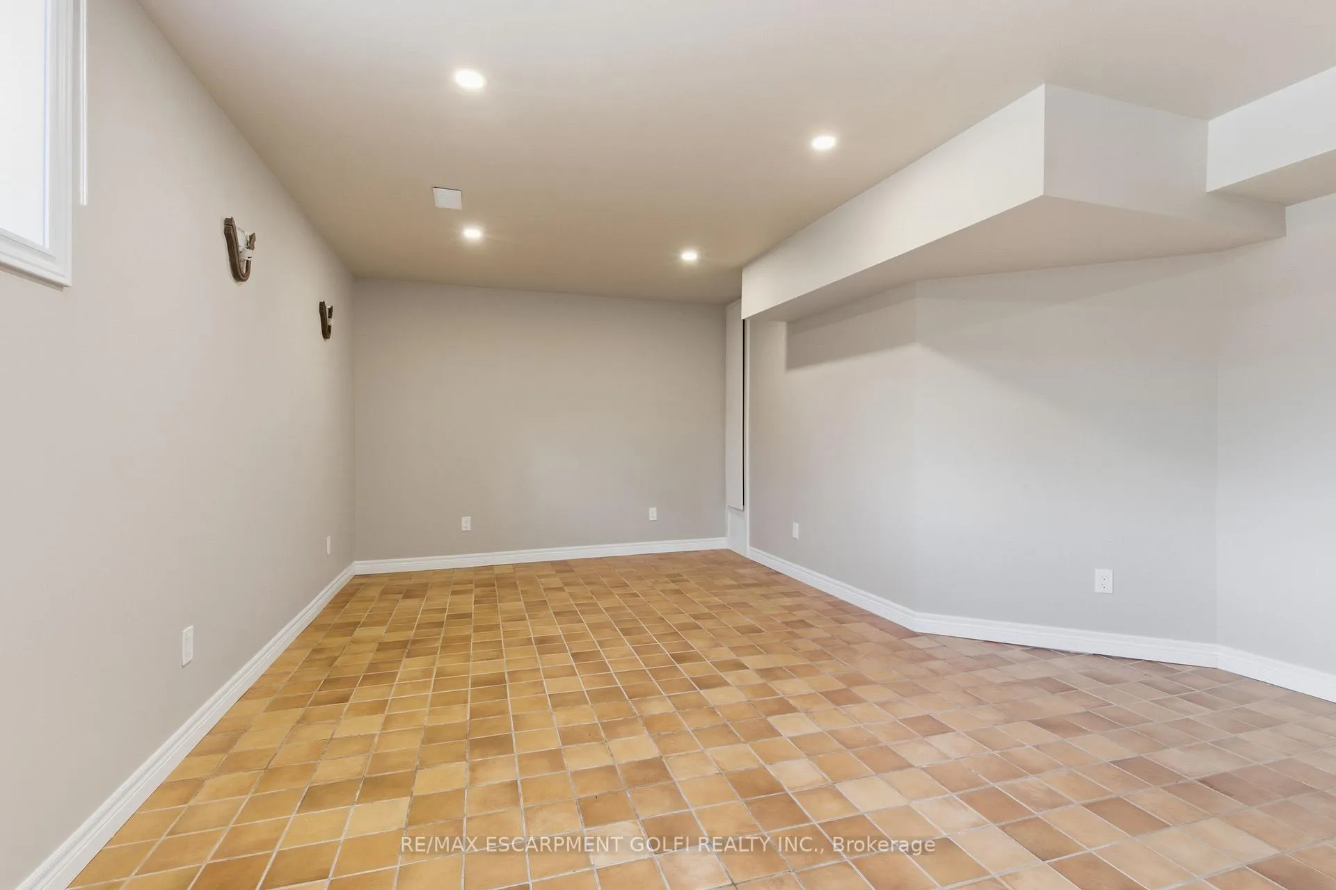 Photo 32 of 213 Dorchester Drive, Grimsby, Grimsby East — HOMEH