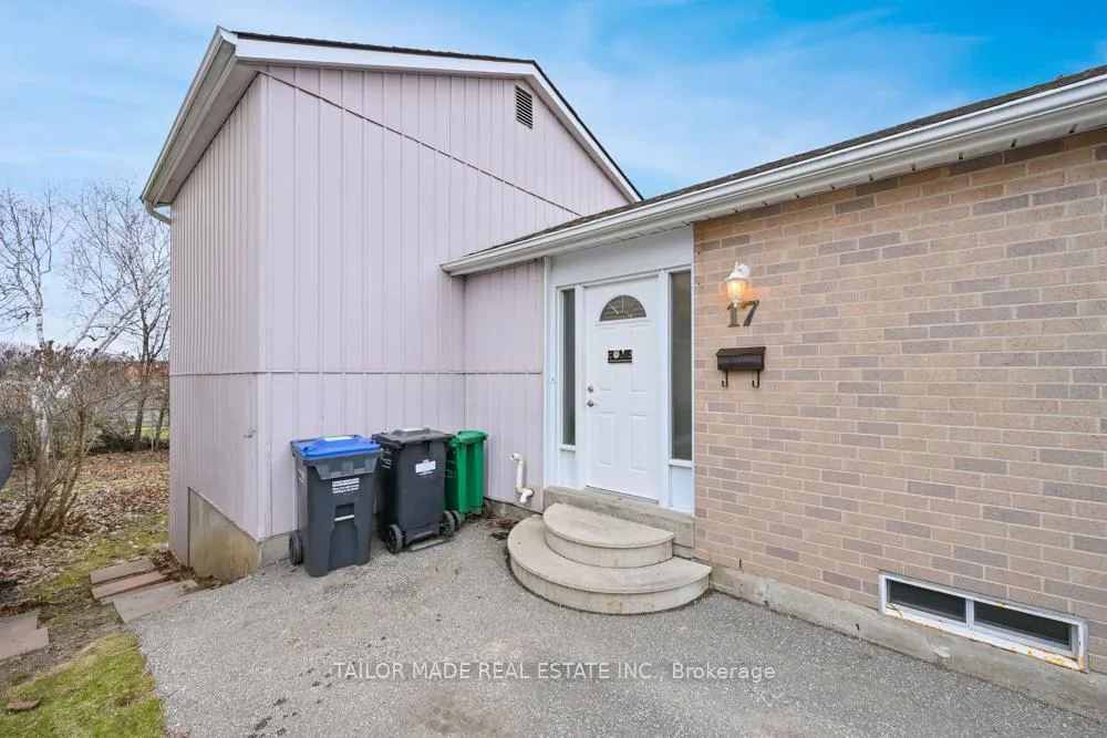 Photo 2 of 17 Hyde Park Court, Brampton, Central Park — HOMEH