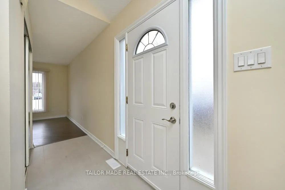 Photo 3 of 17 Hyde Park Court, Brampton, Central Park — HOMEH